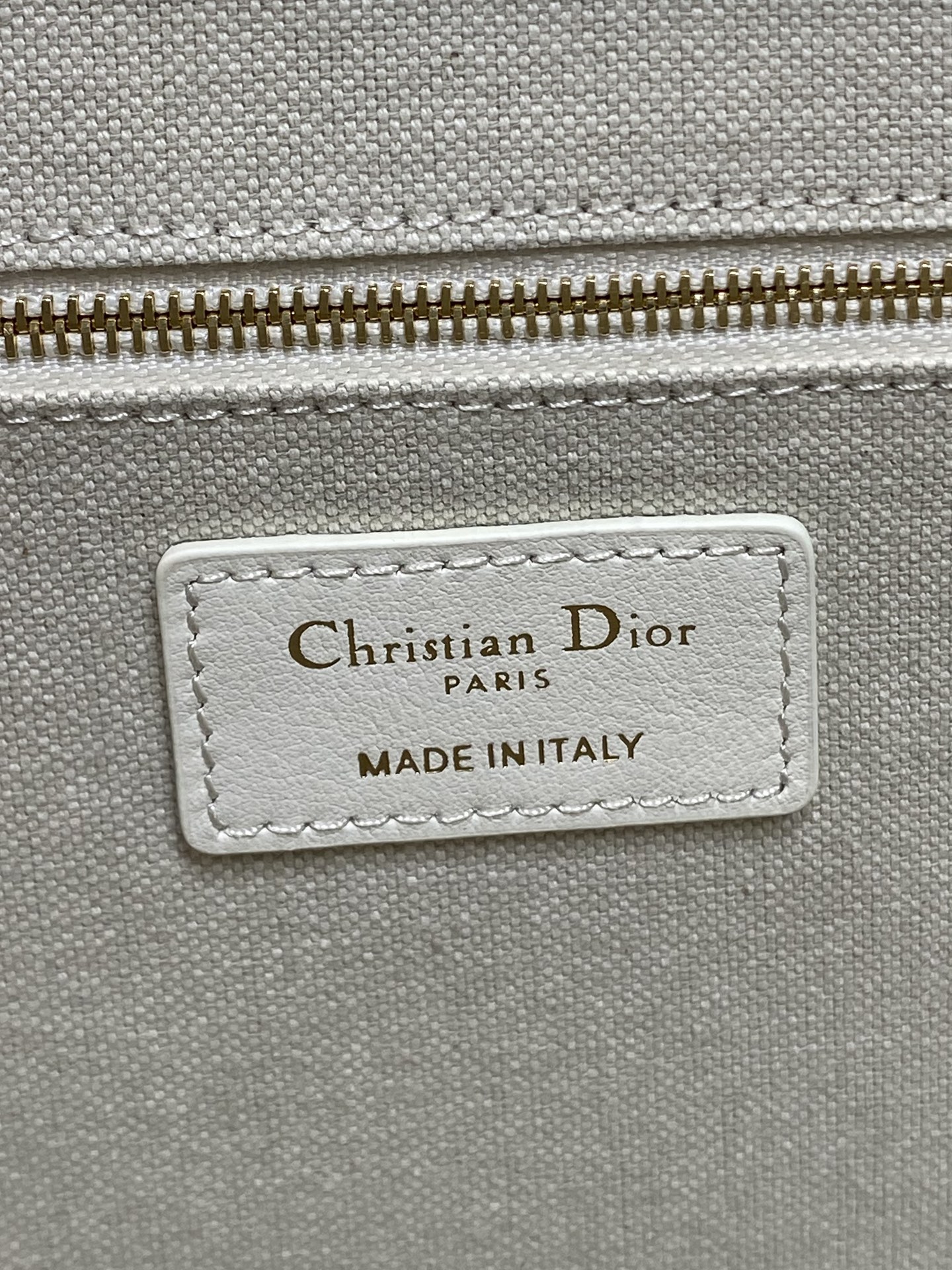 中号现货‼️Tote最新彩色五角星系列，太有夏天的感觉啦，天蓝的面料搭配奶白色小牛皮，浅色系显得清新又治