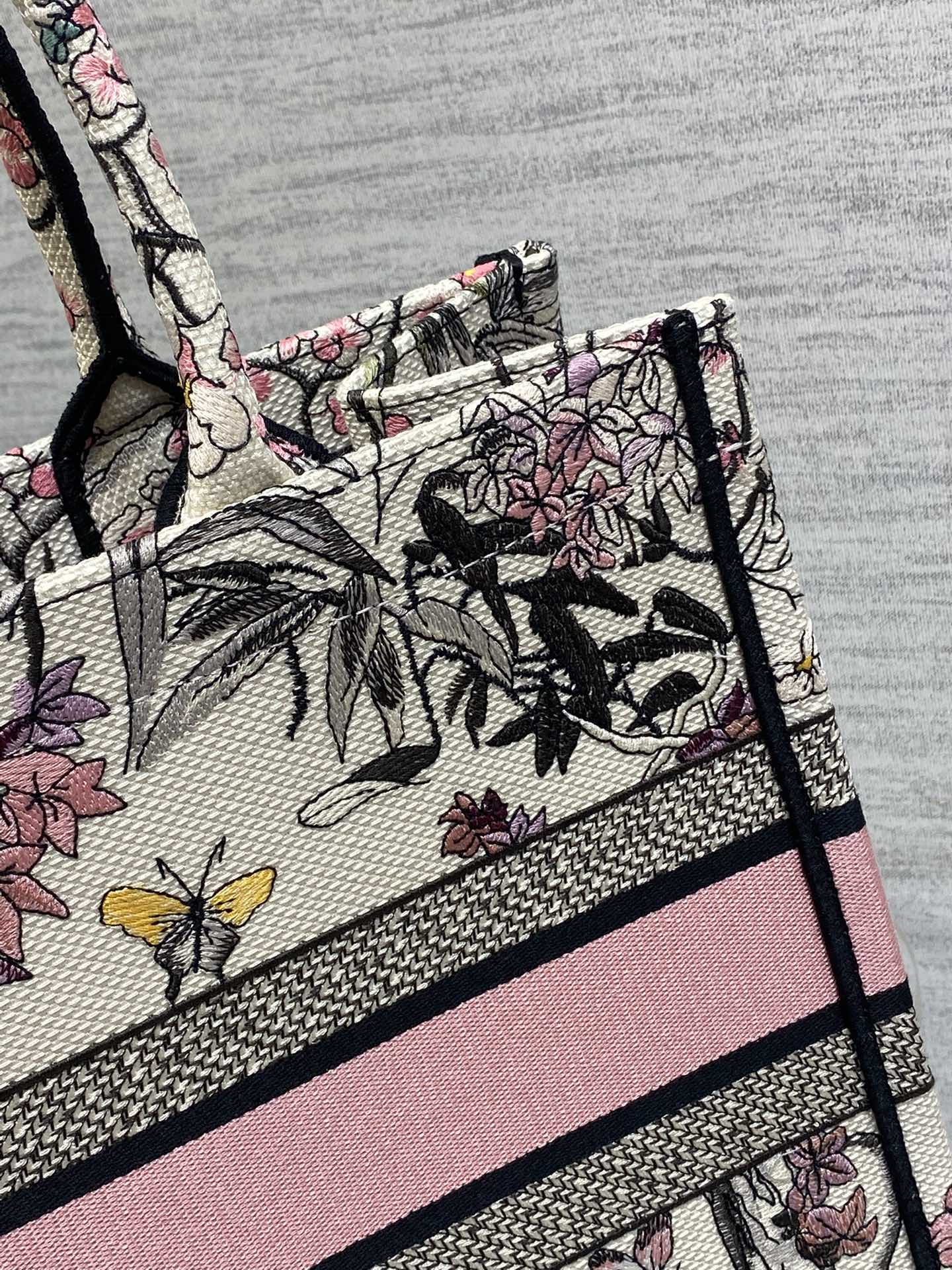 中号现货‼️ Tote最新春夏系列，紫罗兰刺绣图案，夏日气息扑面而来，高级的拼色，标志性的字母，超大容量