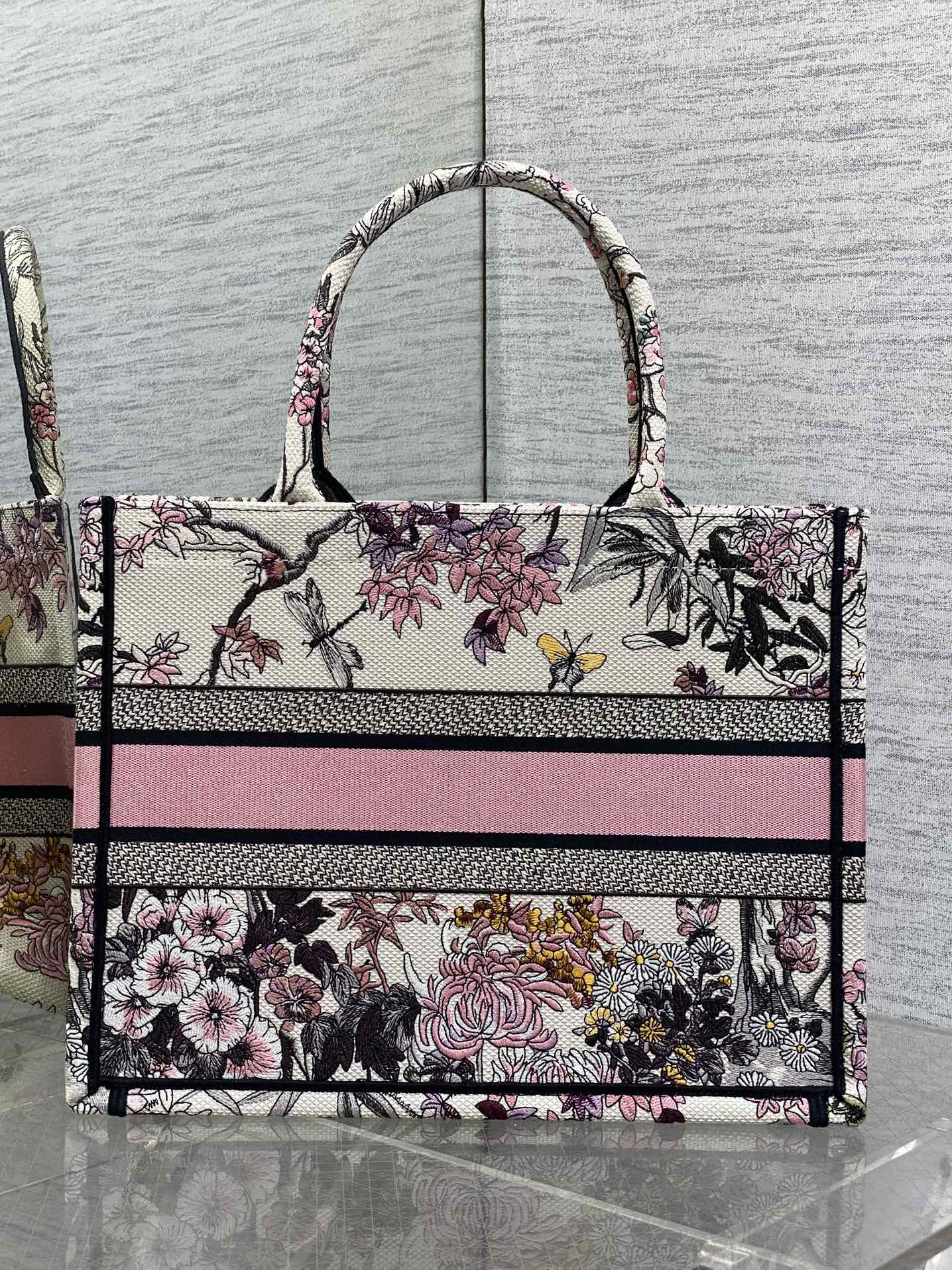 中号现货‼️ Tote最新春夏系列，紫罗兰刺绣图案，夏日气息扑面而来，高级的拼色，标志性的字母，超大容量