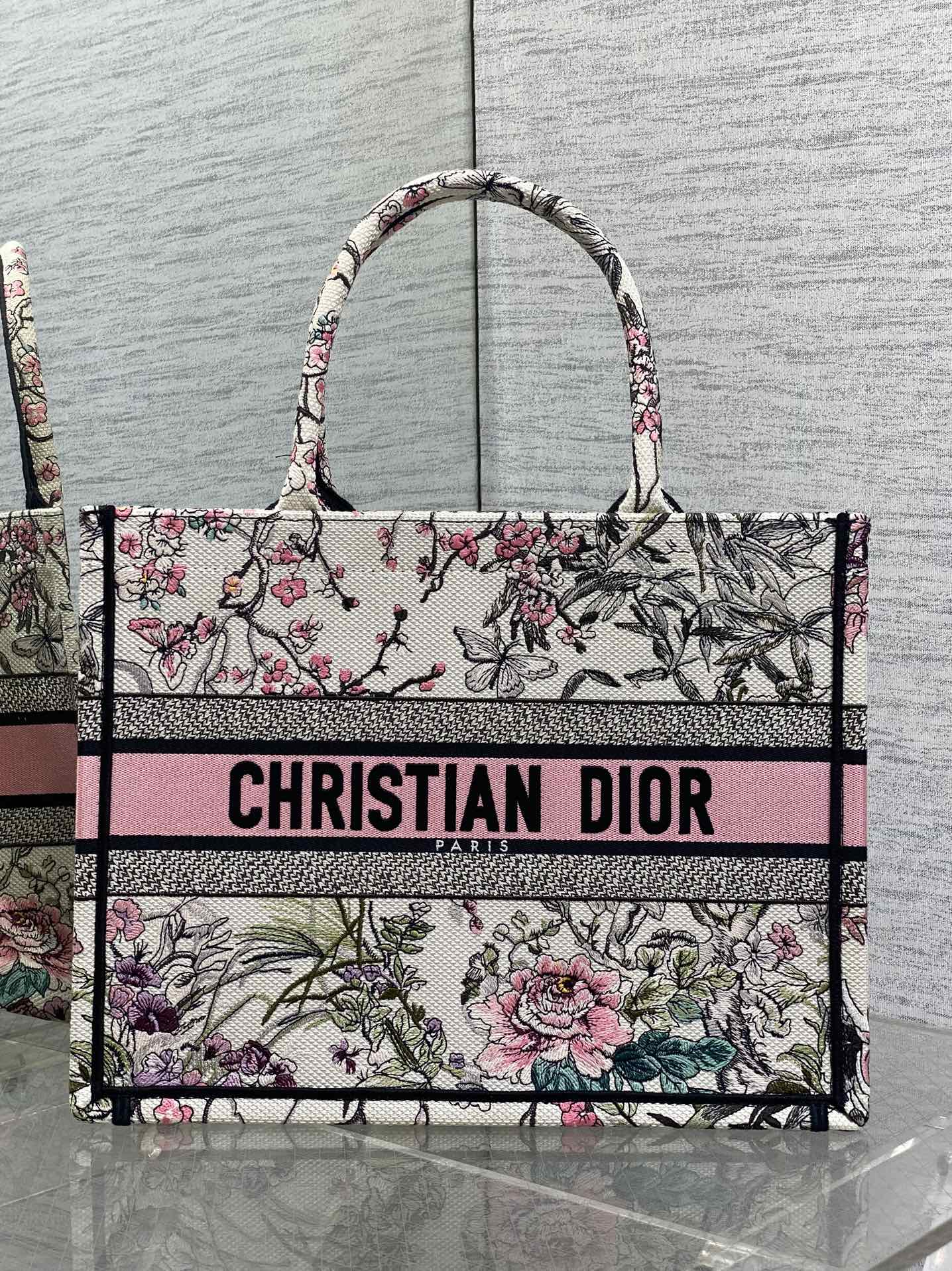 中号现货‼️ Tote最新春夏系列，紫罗兰刺绣图案，夏日气息扑面而来，高级的拼色，标志性的字母，超大容量