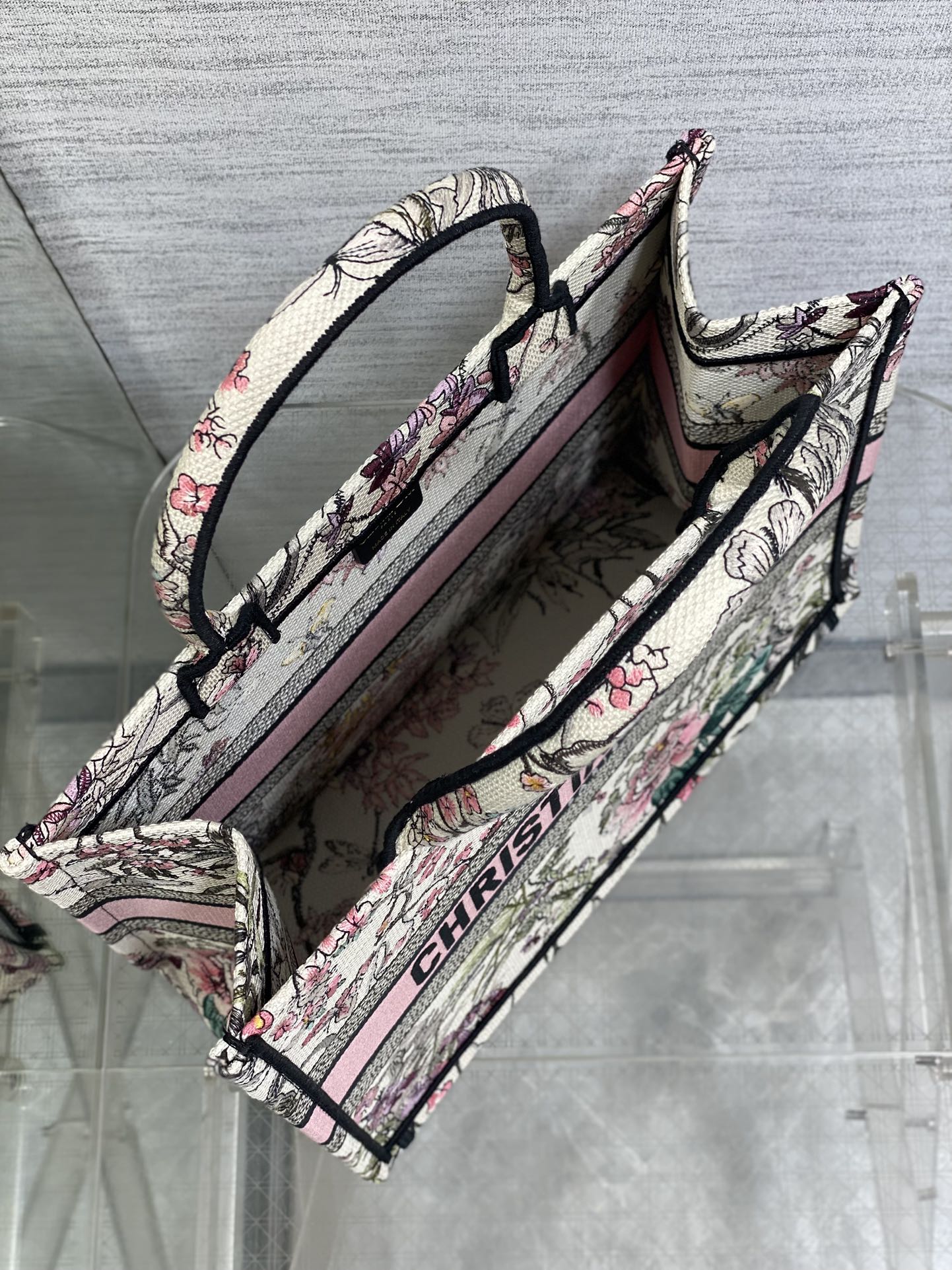 中号现货‼️ Tote最新春夏系列，紫罗兰刺绣图案，夏日气息扑面而来，高级的拼色，标志性的字母，超大容量