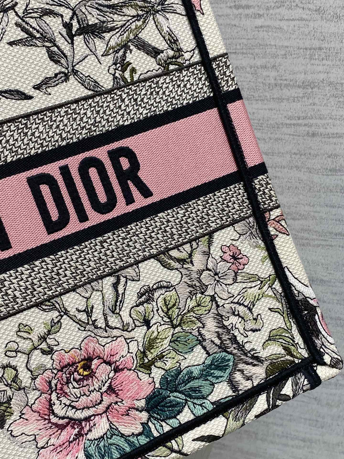 中号现货‼️ Tote最新春夏系列，紫罗兰刺绣图案，夏日气息扑面而来，高级的拼色，标志性的字母，超大容量