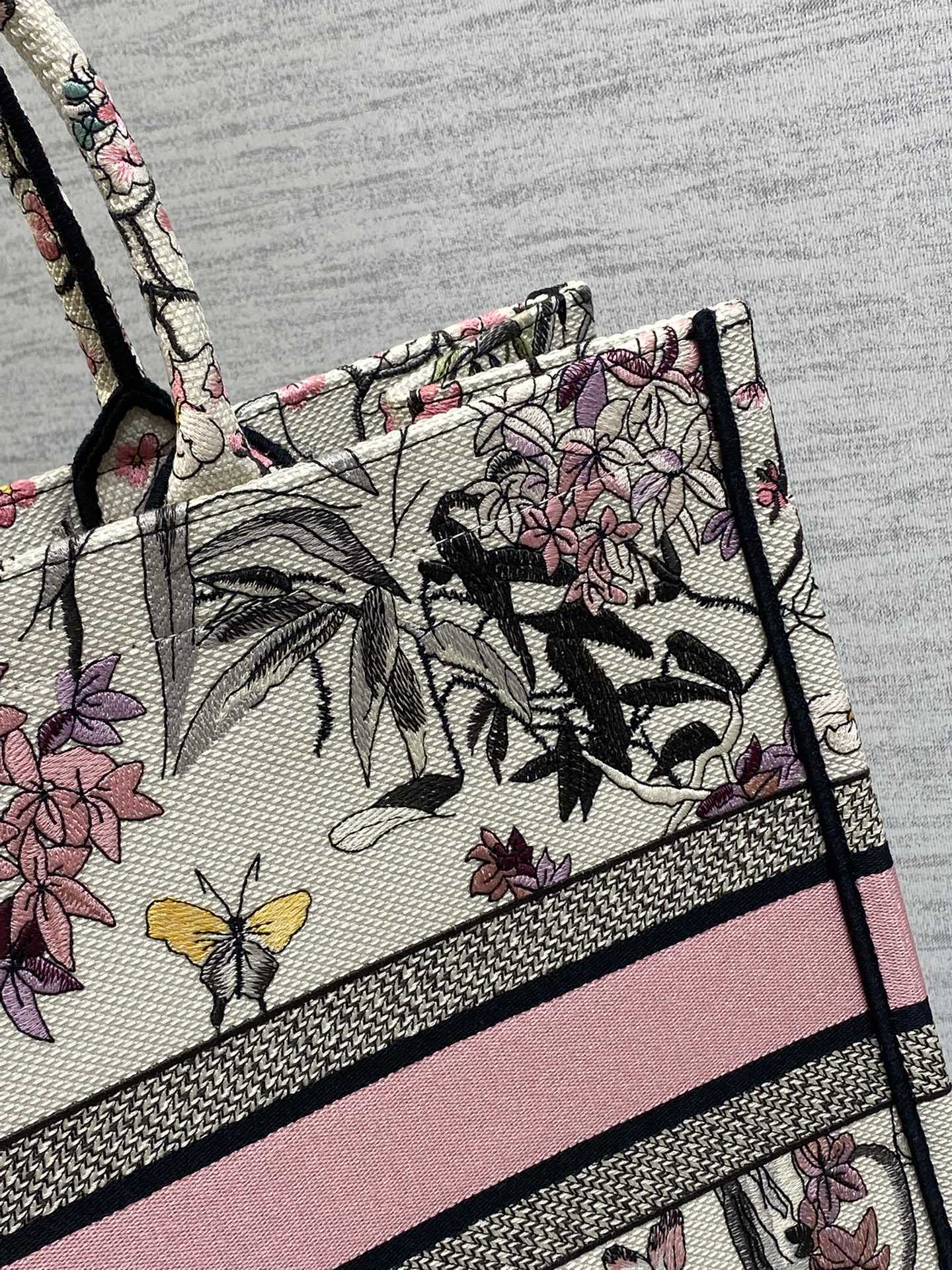 大号现货‼️ Tote最新春夏系列，紫罗兰刺绣图案，夏日气息扑面而来，高级的拼色，标志性的字母，超大容量