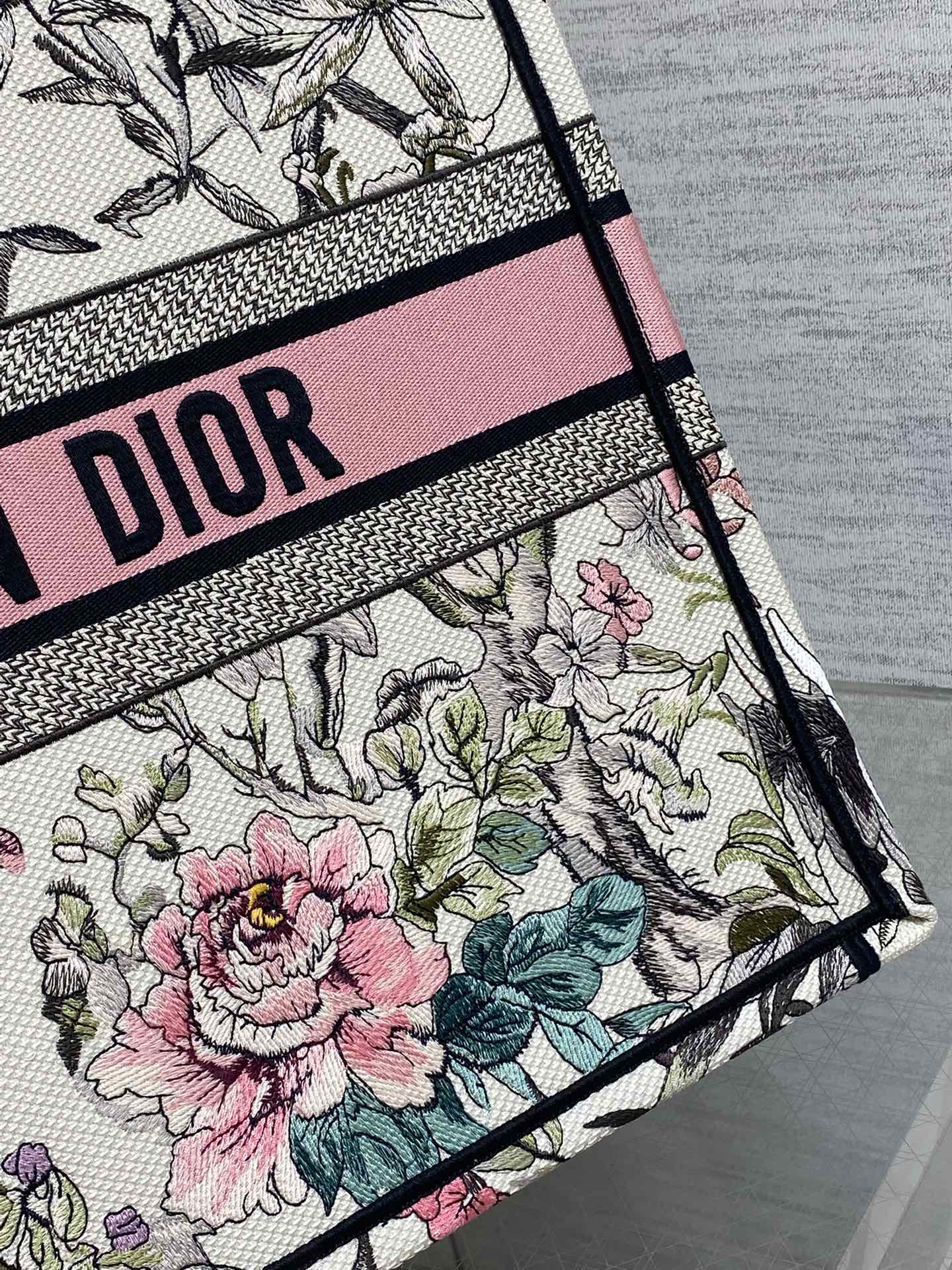 大号现货‼️ Tote最新春夏系列，紫罗兰刺绣图案，夏日气息扑面而来，高级的拼色，标志性的字母，超大容量