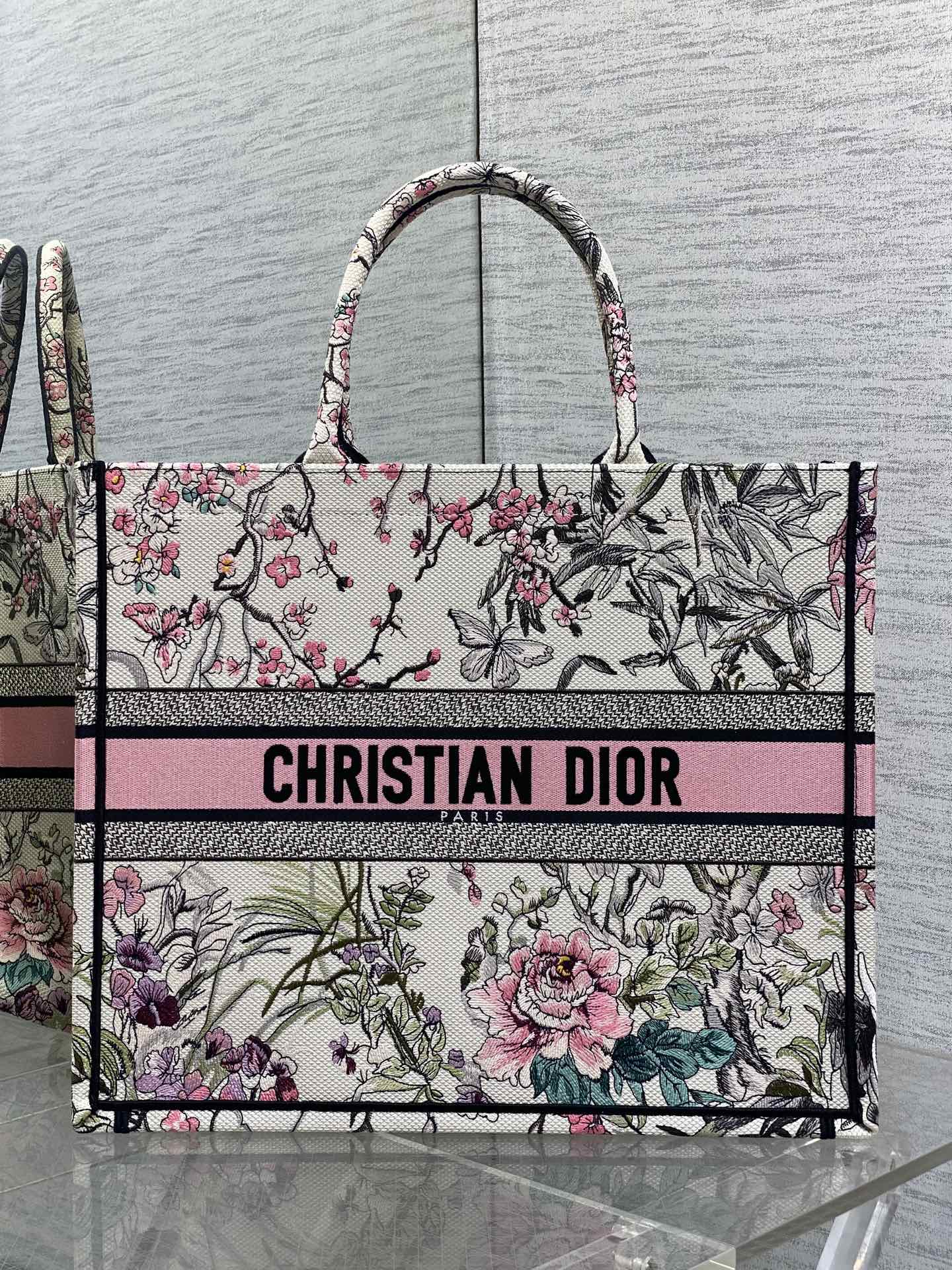 大号现货‼️ Tote最新春夏系列，紫罗兰刺绣图案，夏日气息扑面而来，高级的拼色，标志性的字母，超大容量