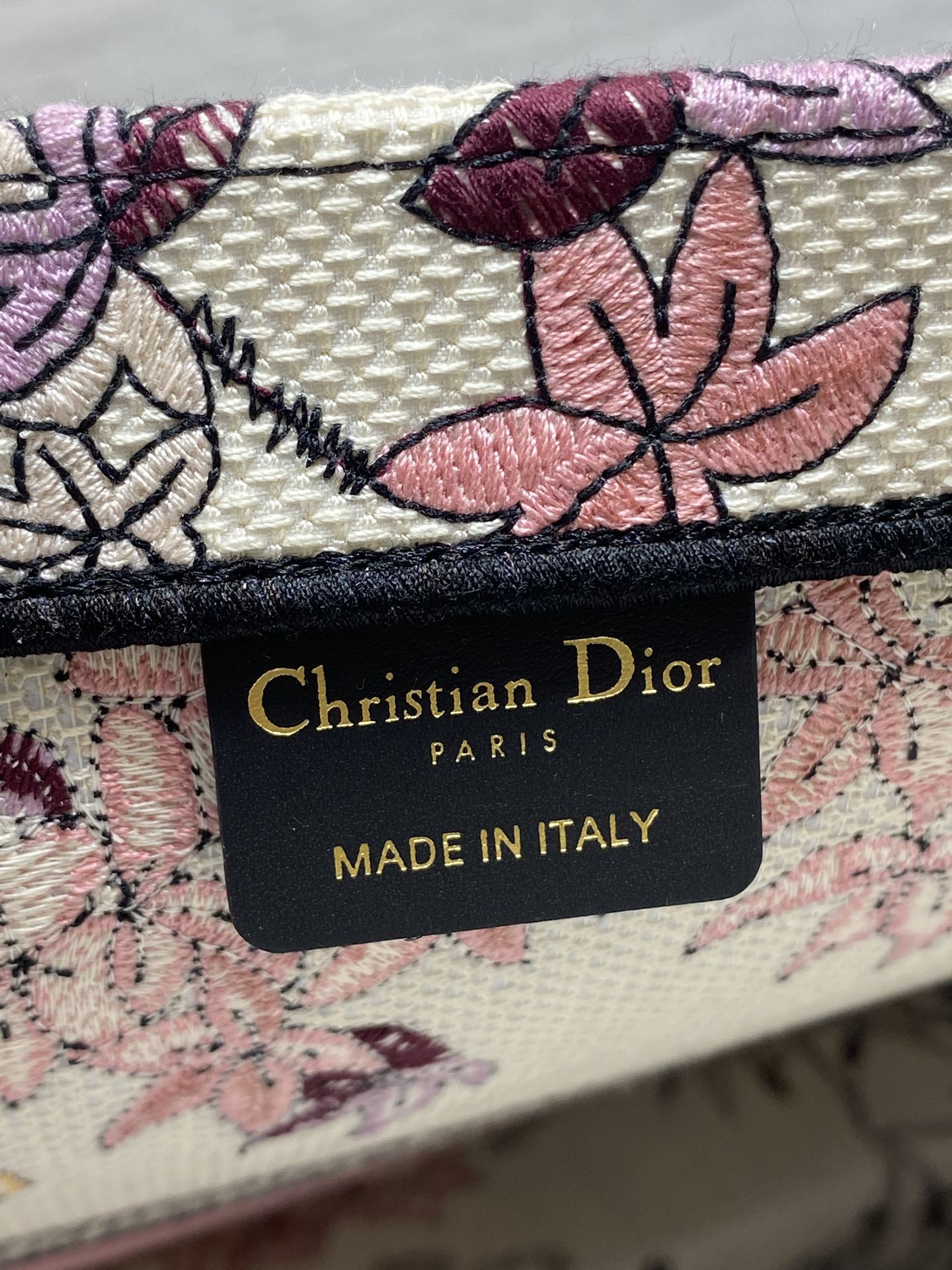 大号现货‼️ Tote最新春夏系列，紫罗兰刺绣图案，夏日气息扑面而来，高级的拼色，标志性的字母，超大容量