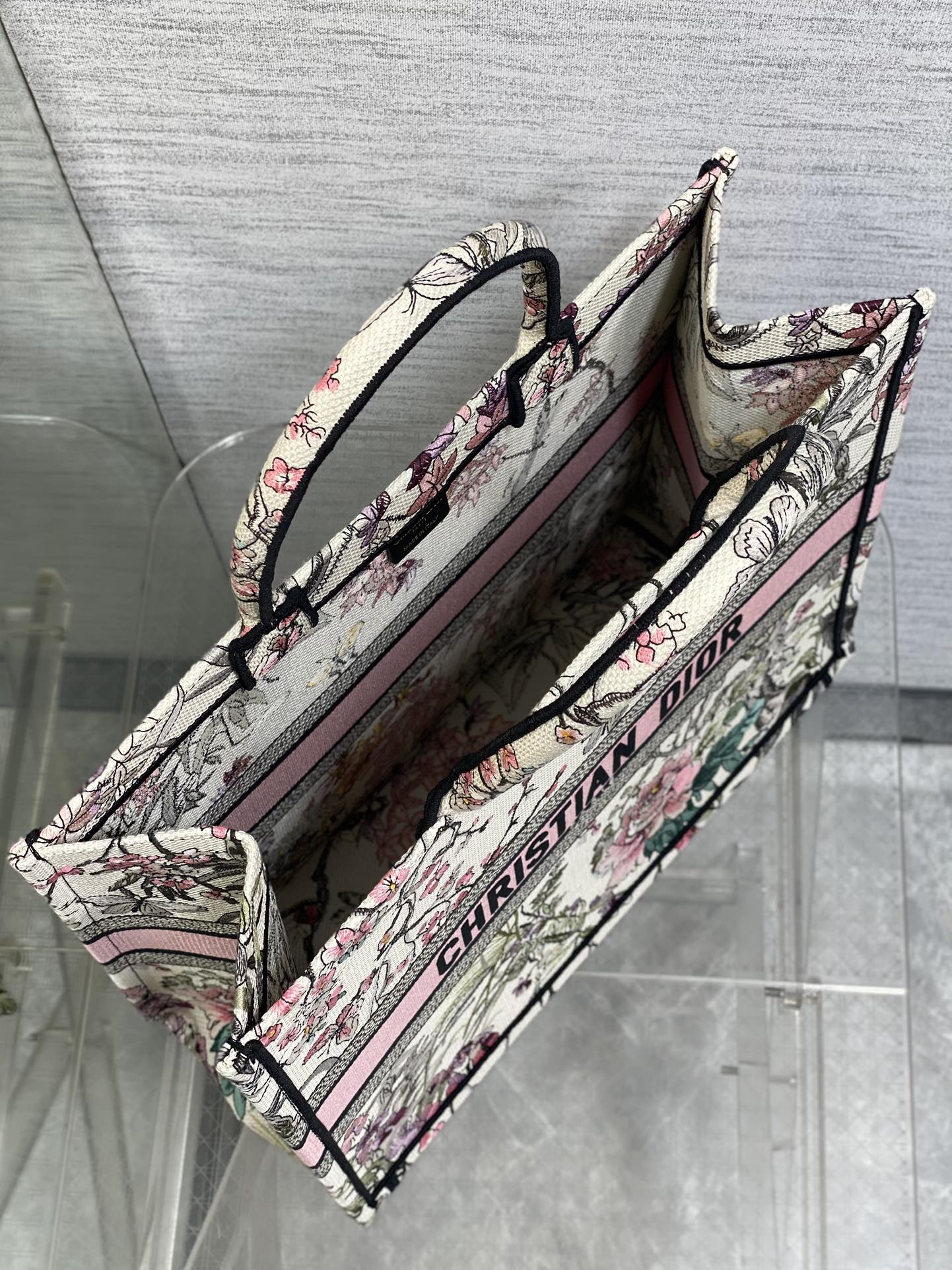 大号现货‼️ Tote最新春夏系列，紫罗兰刺绣图案，夏日气息扑面而来，高级的拼色，标志性的字母，超大容量