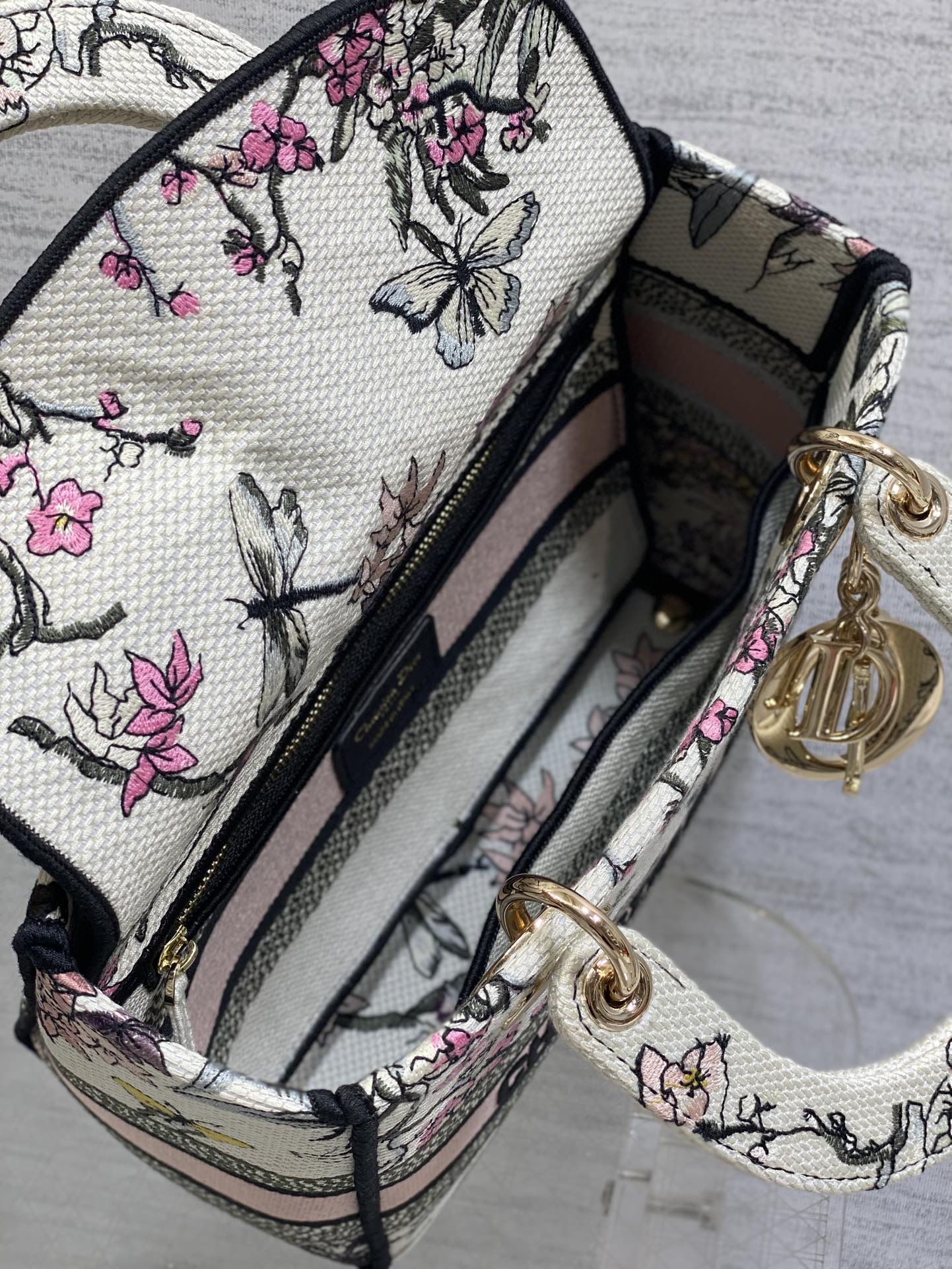 五格现货‼️ Lady最新夏季系列，简洁的拼色，精美绝伦的刺绣，让整个包非常亮眼，大容量的设计 ，凹造型