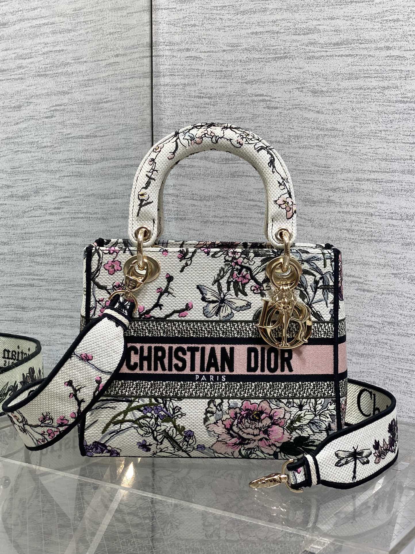 五格现货‼️ Lady最新夏季系列，简洁的拼色，精美绝伦的刺绣，让整个包非常亮眼，大容量的设计 ，凹造型