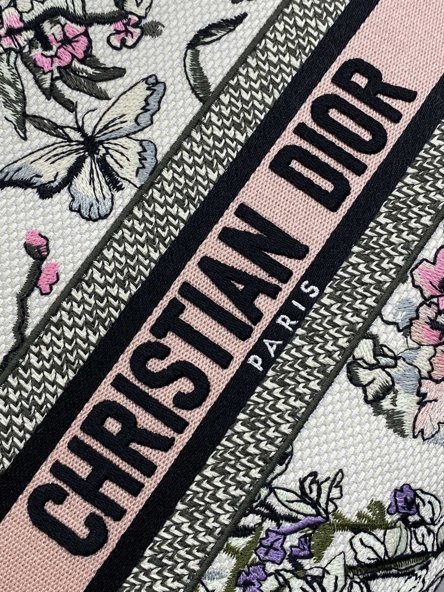 五格现货‼️ Lady最新夏季系列，简洁的拼色，精美绝伦的刺绣，让整个包非常亮眼，大容量的设计 ，凹造型