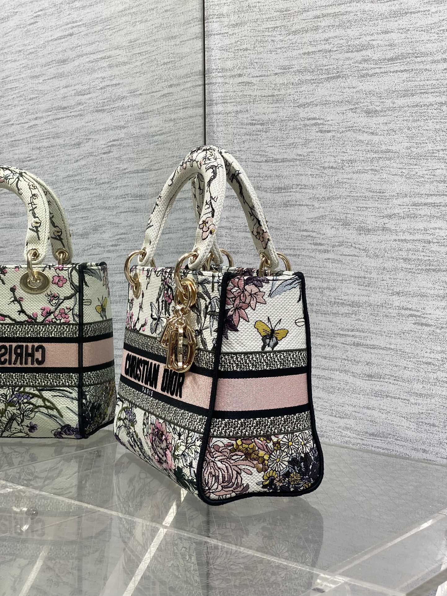 五格现货‼️ Lady最新夏季系列，简洁的拼色，精美绝伦的刺绣，让整个包非常亮眼，大容量的设计 ，凹造型