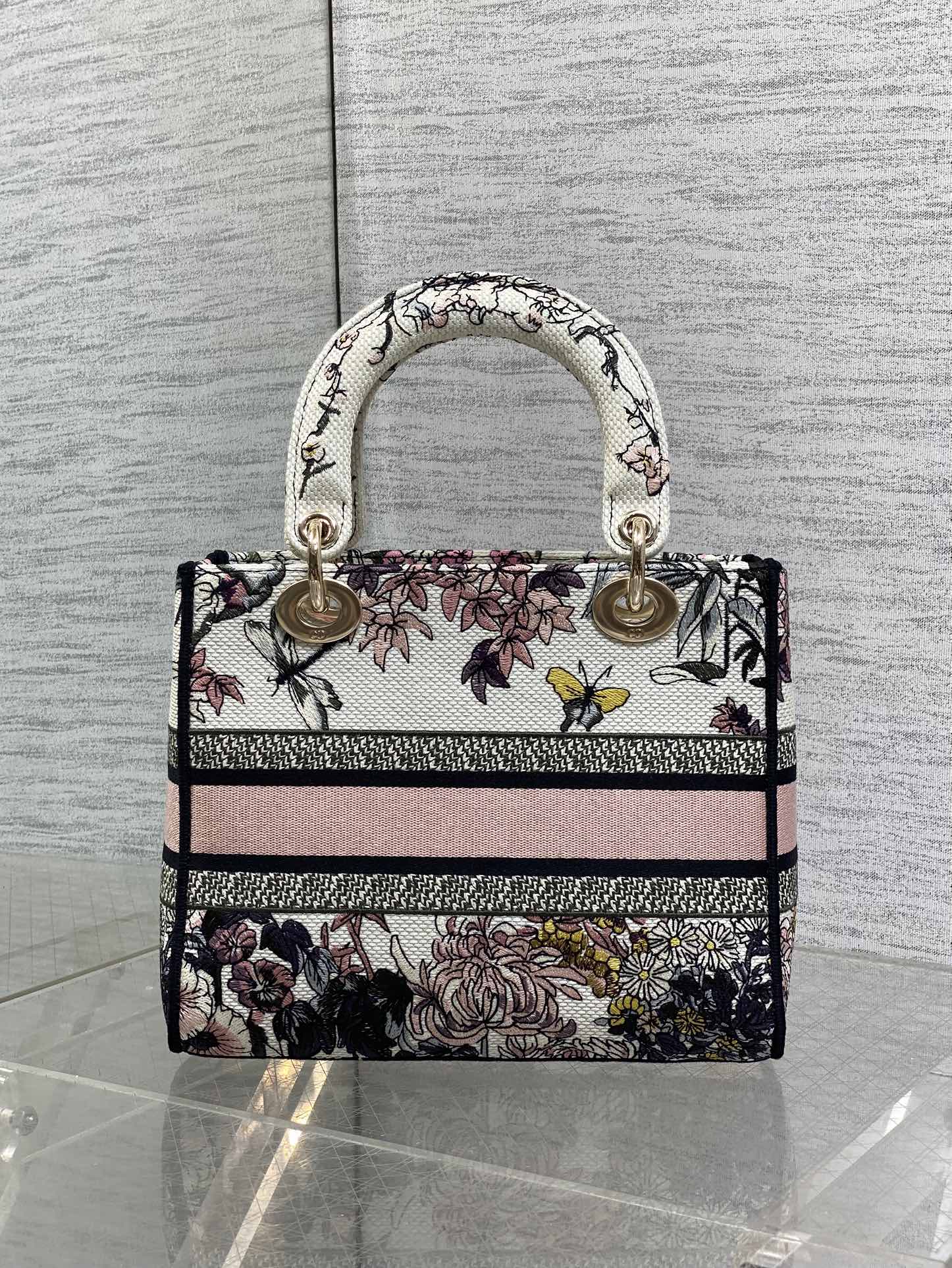 五格现货‼️ Lady最新夏季系列，简洁的拼色，精美绝伦的刺绣，让整个包非常亮眼，大容量的设计 ，凹造型