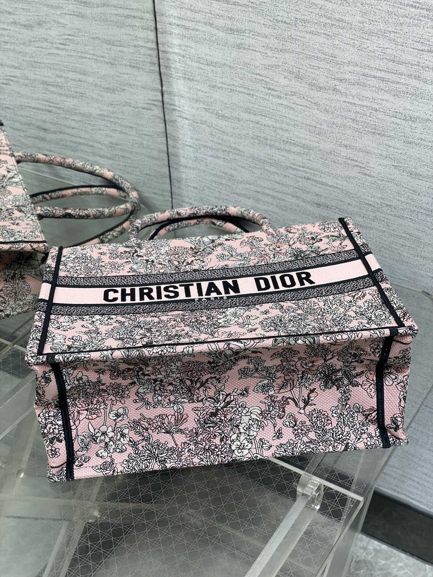 芯片版中号现货‼️ Tote最新春夏系列，百色花园刺绣图案，夏日气息扑面而来，高级的拼色，标志性的字母，