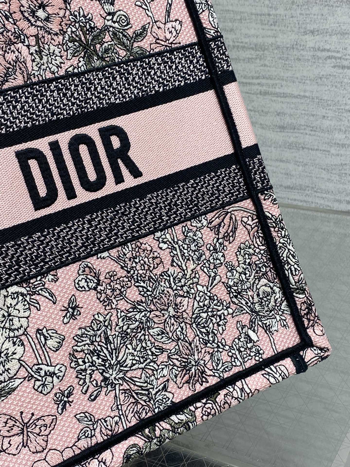 芯片版中号现货‼️ Tote最新春夏系列，百色花园刺绣图案，夏日气息扑面而来，高级的拼色，标志性的字母，