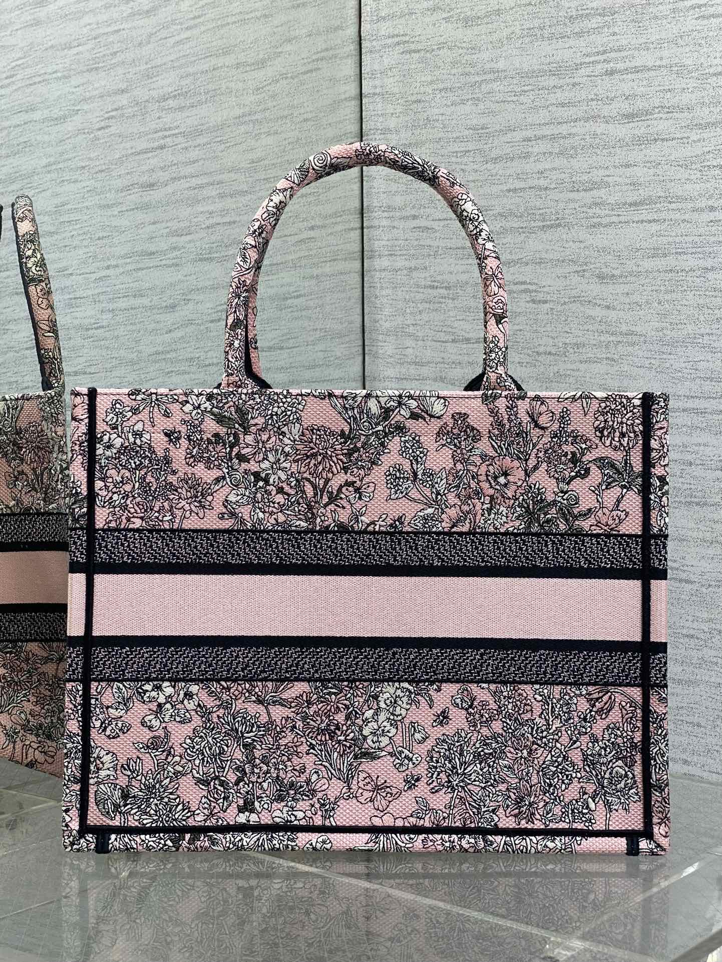 芯片版中号现货‼️ Tote最新春夏系列，百色花园刺绣图案，夏日气息扑面而来，高级的拼色，标志性的字母，