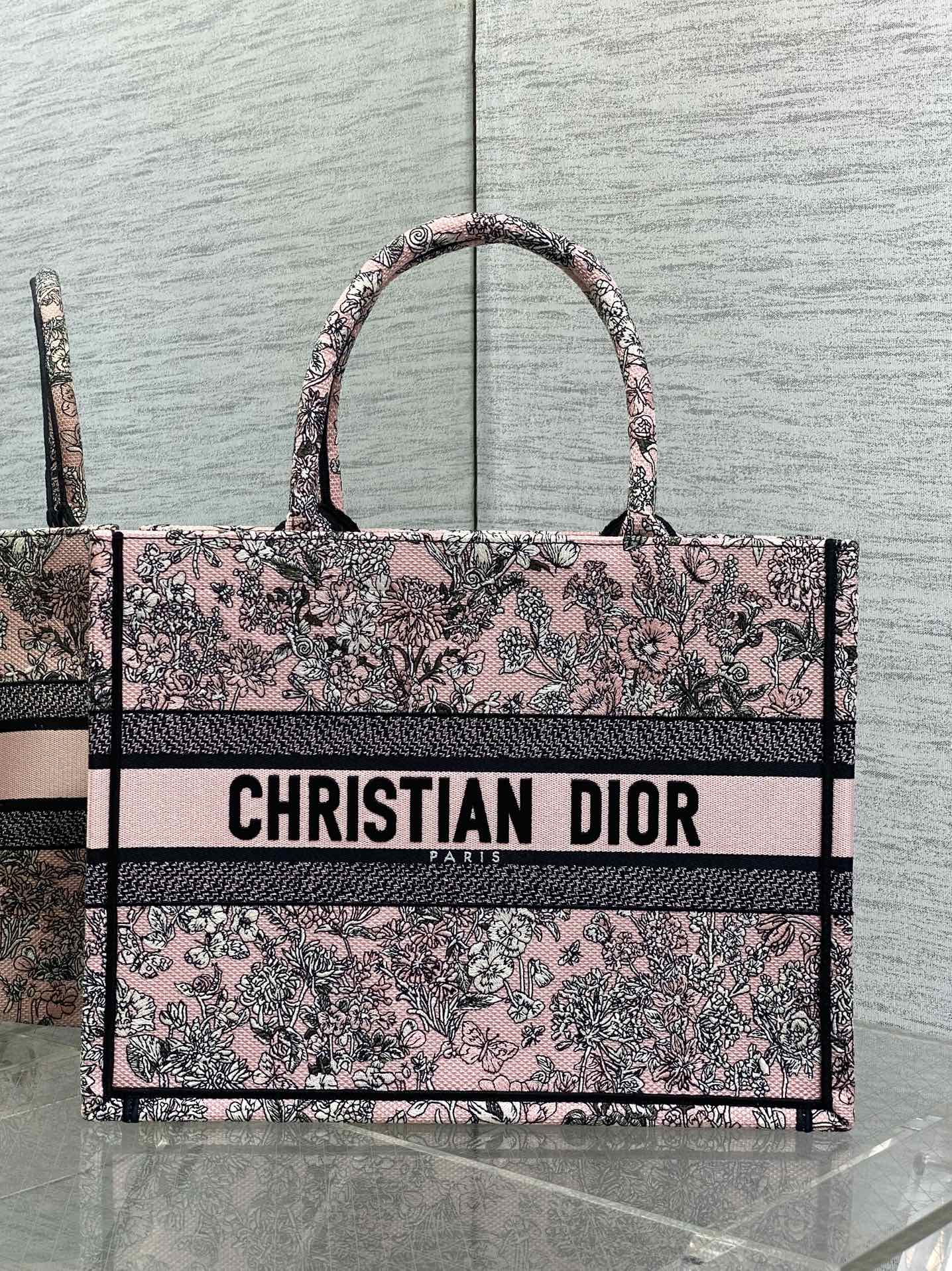 芯片版中号现货‼️ Tote最新春夏系列，百色花园刺绣图案，夏日气息扑面而来，高级的拼色，标志性的字母，