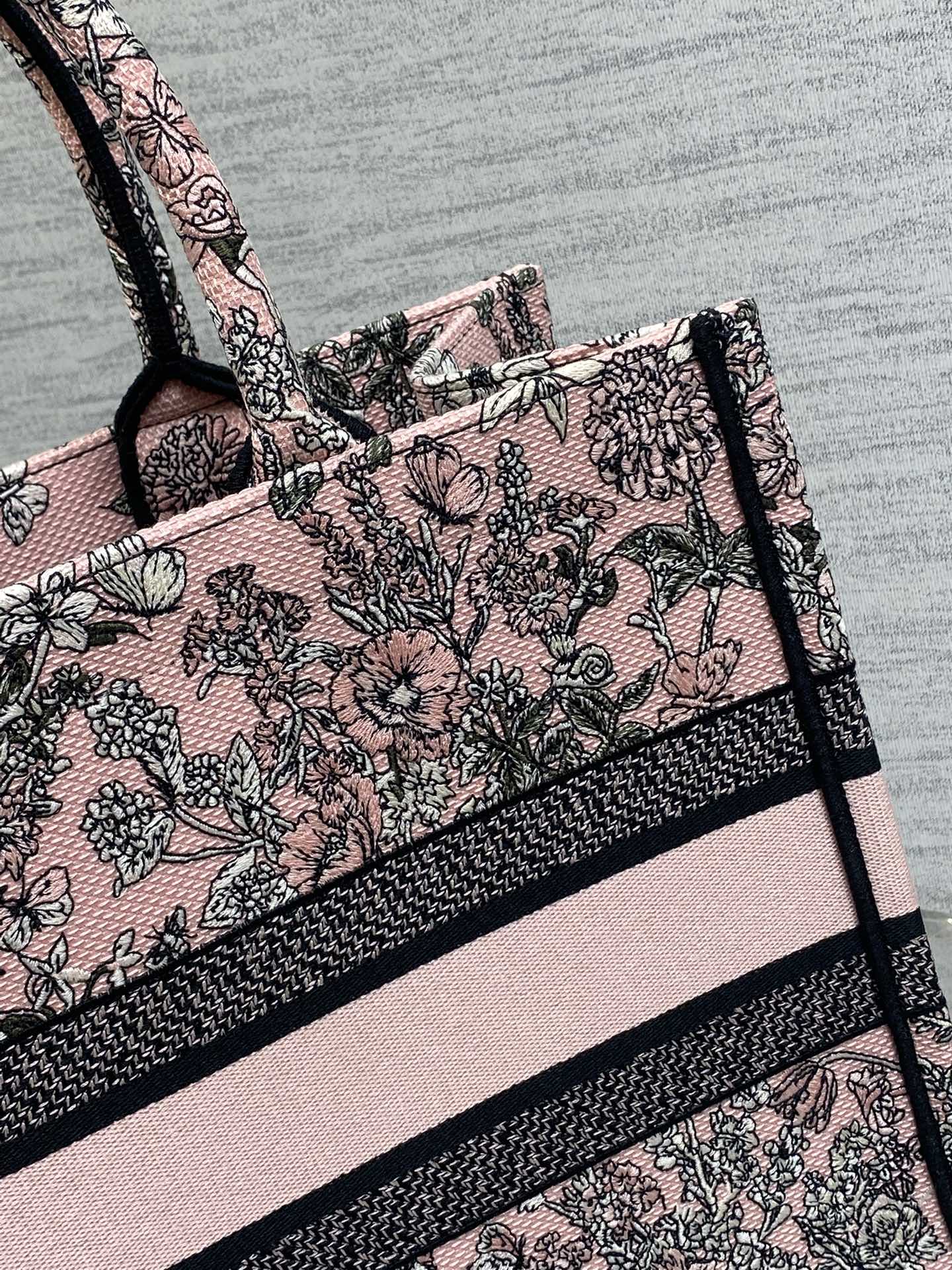 芯片版中号现货‼️ Tote最新春夏系列，百色花园刺绣图案，夏日气息扑面而来，高级的拼色，标志性的字母，