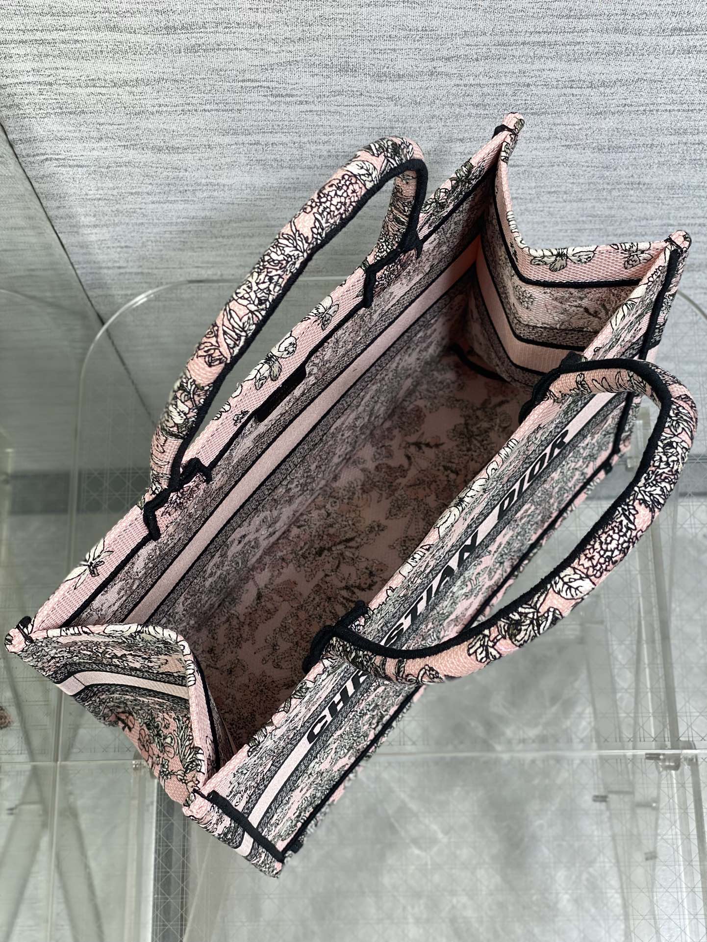 芯片版中号现货‼️ Tote最新春夏系列，百色花园刺绣图案，夏日气息扑面而来，高级的拼色，标志性的字母，