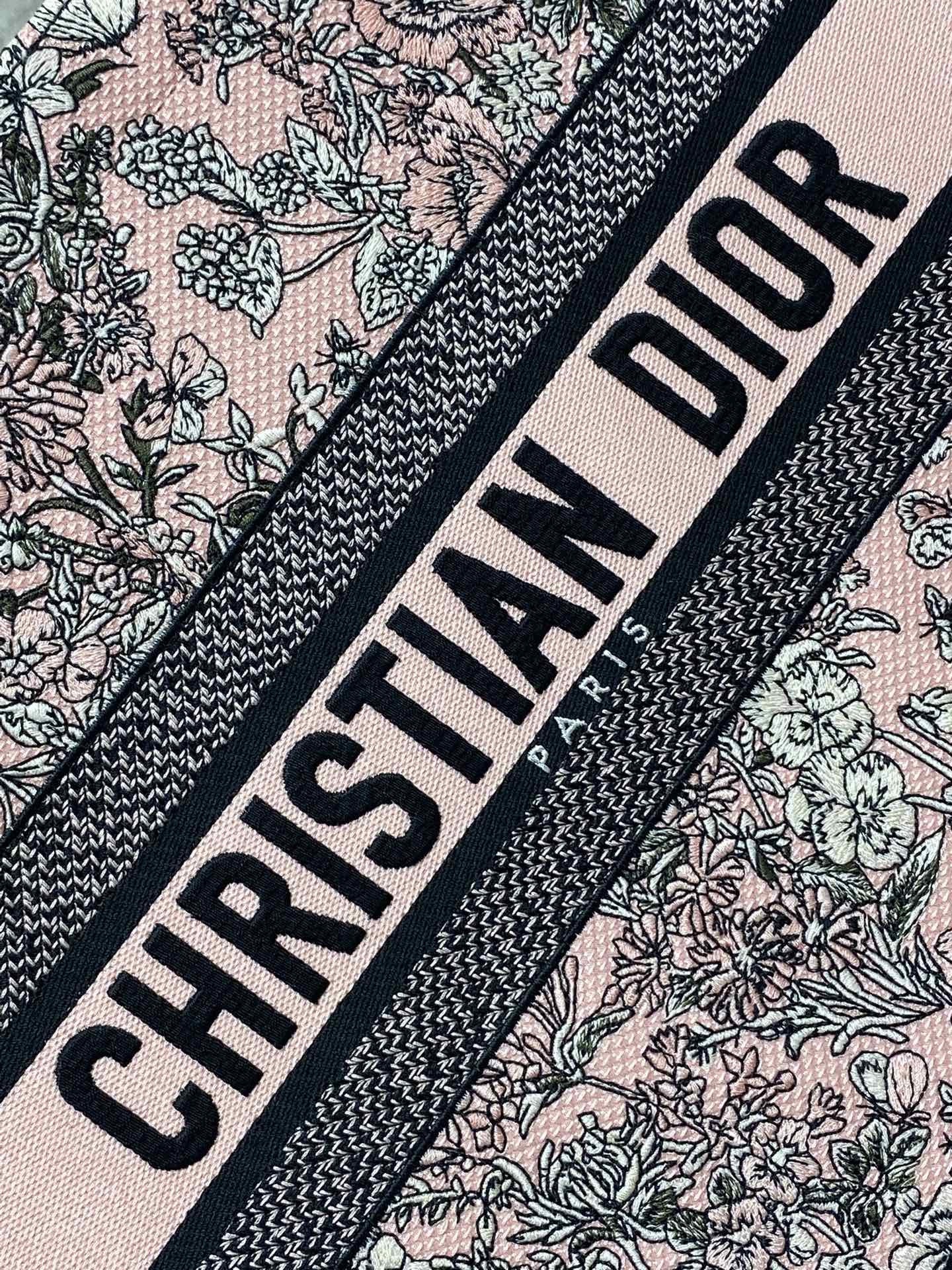 芯片版中号现货‼️ Tote最新春夏系列，百色花园刺绣图案，夏日气息扑面而来，高级的拼色，标志性的字母，