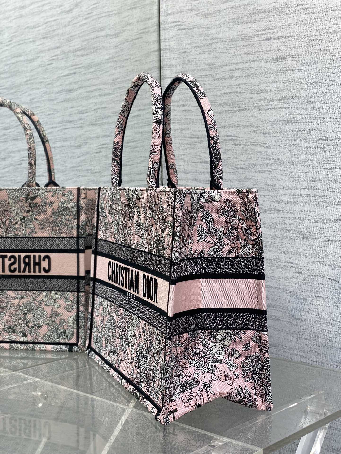 芯片版中号现货‼️ Tote最新春夏系列，百色花园刺绣图案，夏日气息扑面而来，高级的拼色，标志性的字母，