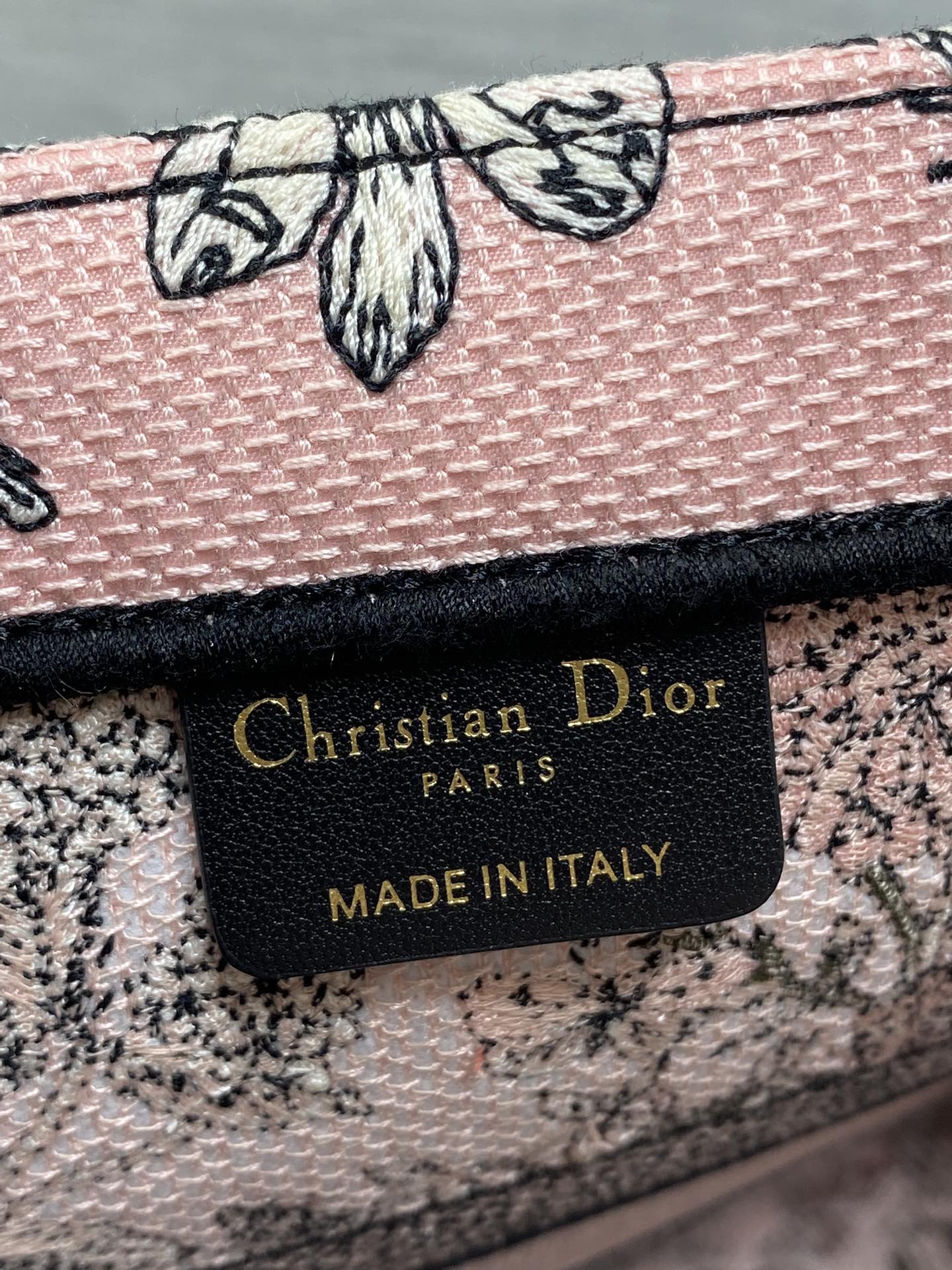 芯片版中号现货‼️ Tote最新春夏系列，百色花园刺绣图案，夏日气息扑面而来，高级的拼色，标志性的字母，