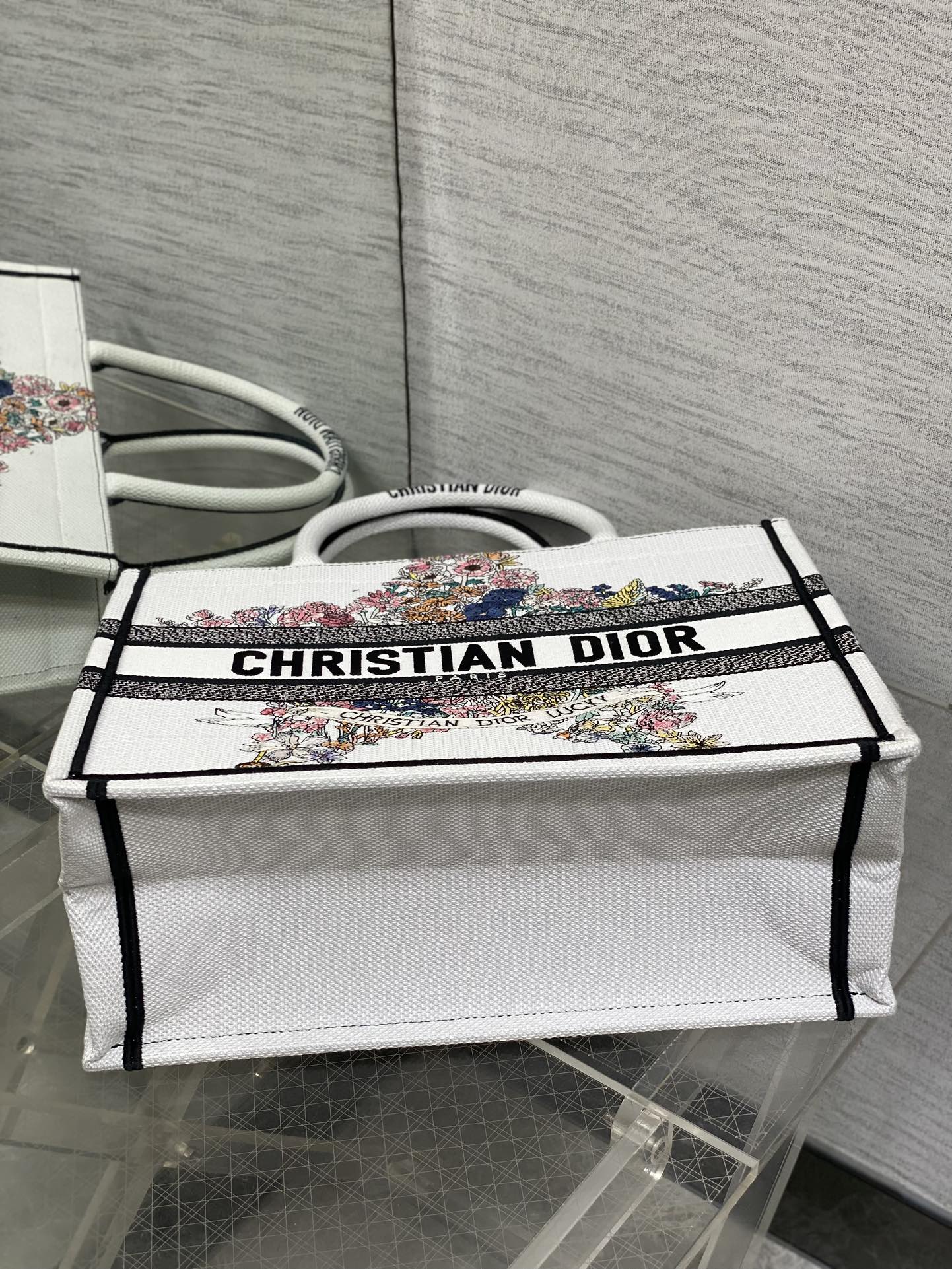 芯片版中号现货‼️ Tote最新春夏系列，彩色五角星刺绣图案，夏日气息扑面而来，高级的拼色，标志性的字母