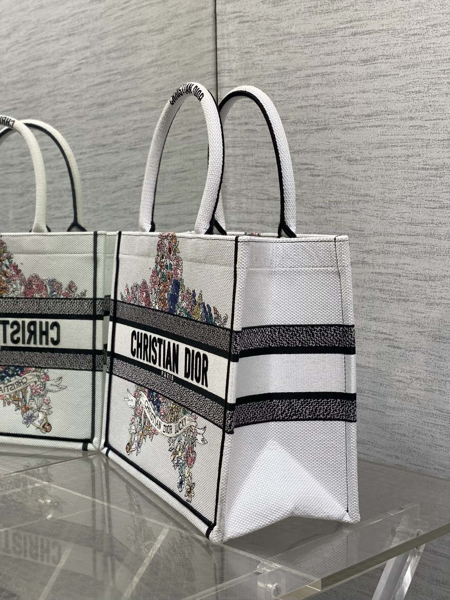 芯片版中号现货‼️ Tote最新春夏系列，彩色五角星刺绣图案，夏日气息扑面而来，高级的拼色，标志性的字母