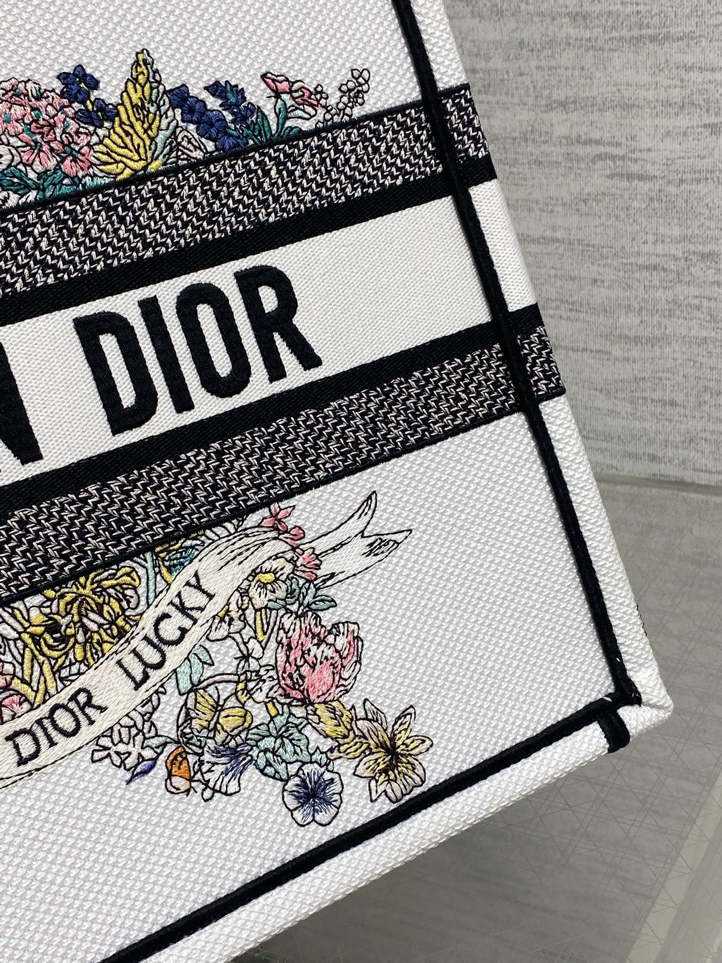 芯片版中号现货‼️ Tote最新春夏系列，彩色五角星刺绣图案，夏日气息扑面而来，高级的拼色，标志性的字母