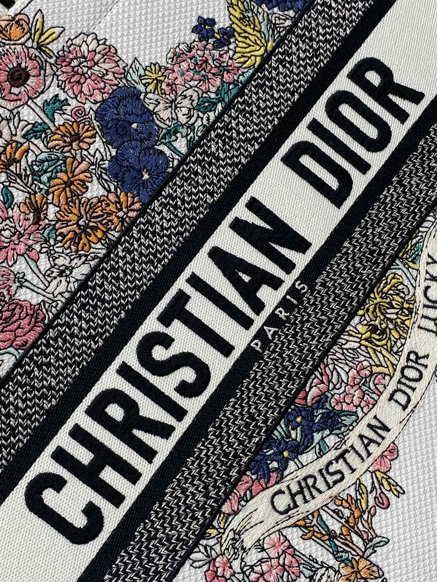 芯片版中号现货‼️ Tote最新春夏系列，彩色五角星刺绣图案，夏日气息扑面而来，高级的拼色，标志性的字母