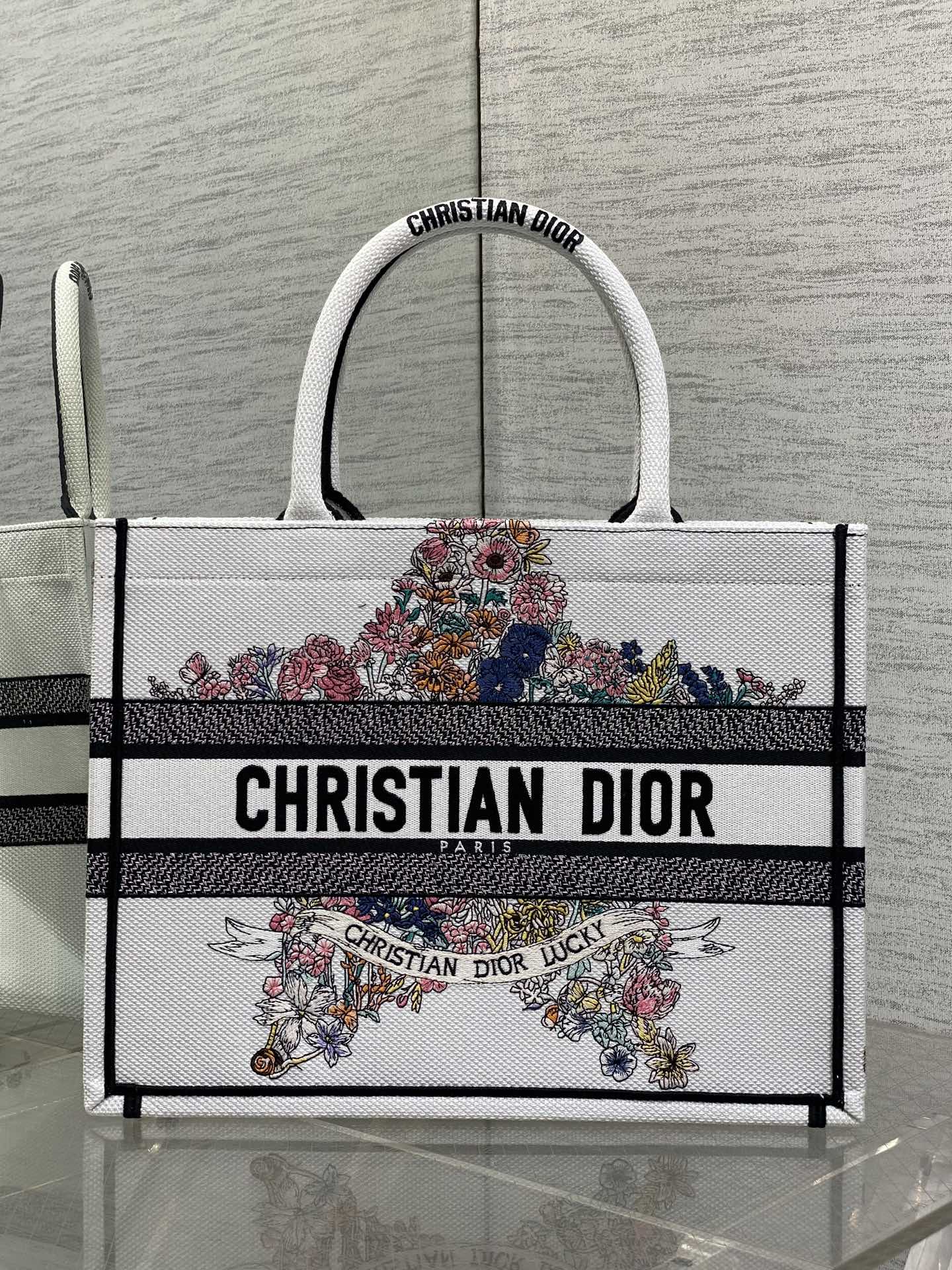 芯片版中号现货‼️ Tote最新春夏系列，彩色五角星刺绣图案，夏日气息扑面而来，高级的拼色，标志性的字母