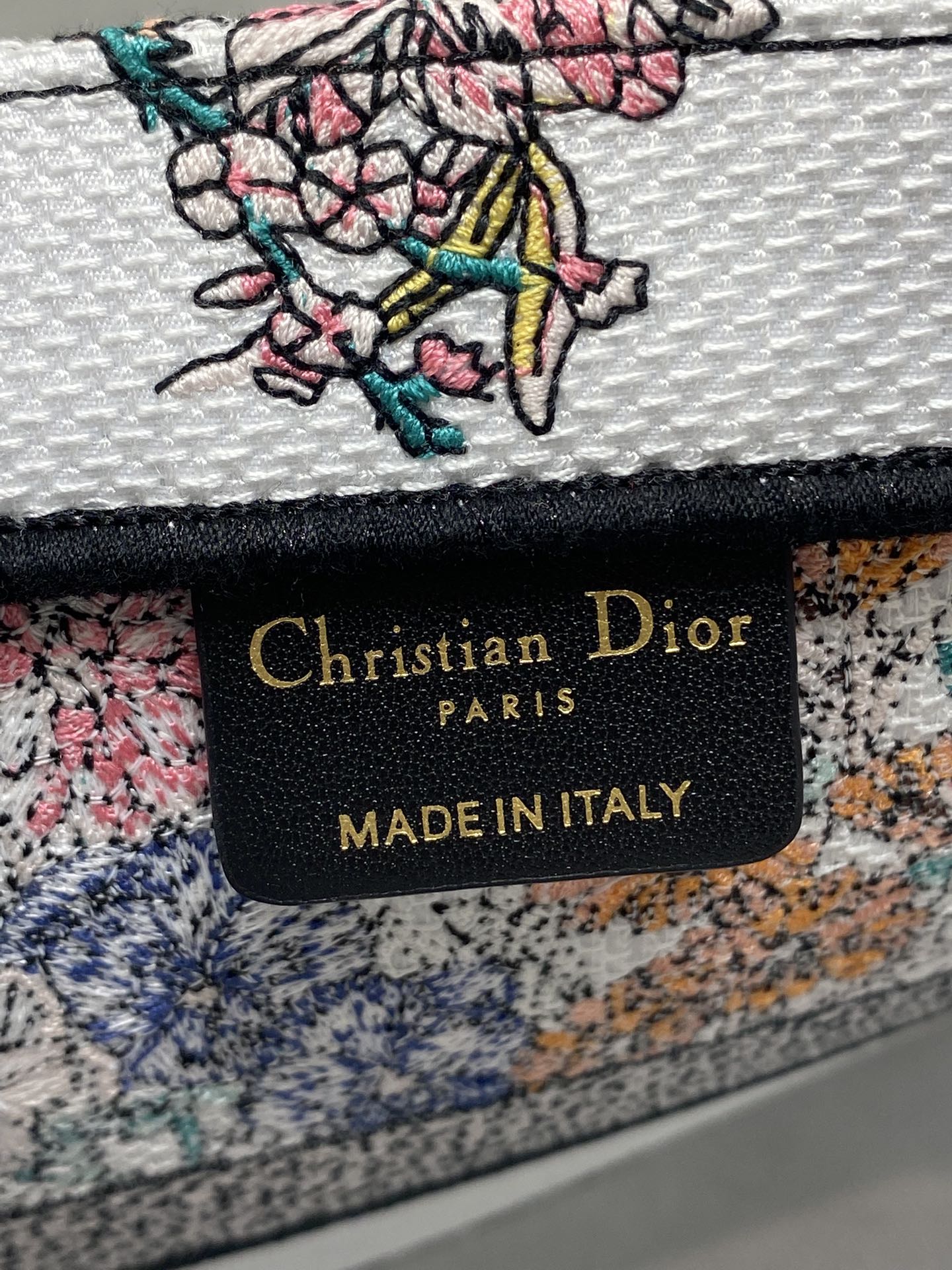 芯片版中号现货‼️ Tote最新春夏系列，彩色五角星刺绣图案，夏日气息扑面而来，高级的拼色，标志性的字母