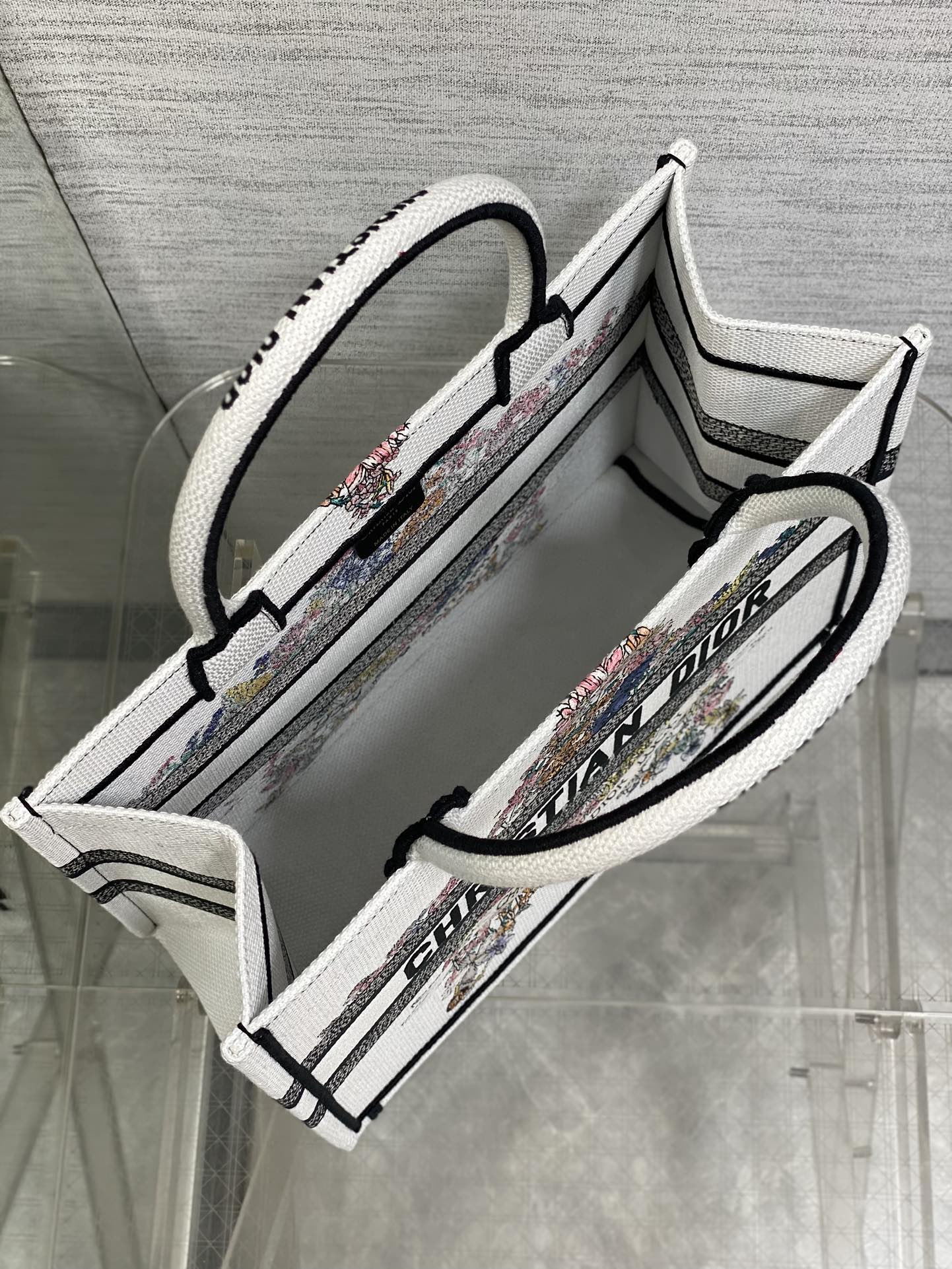 芯片版中号现货‼️ Tote最新春夏系列，彩色五角星刺绣图案，夏日气息扑面而来，高级的拼色，标志性的字母