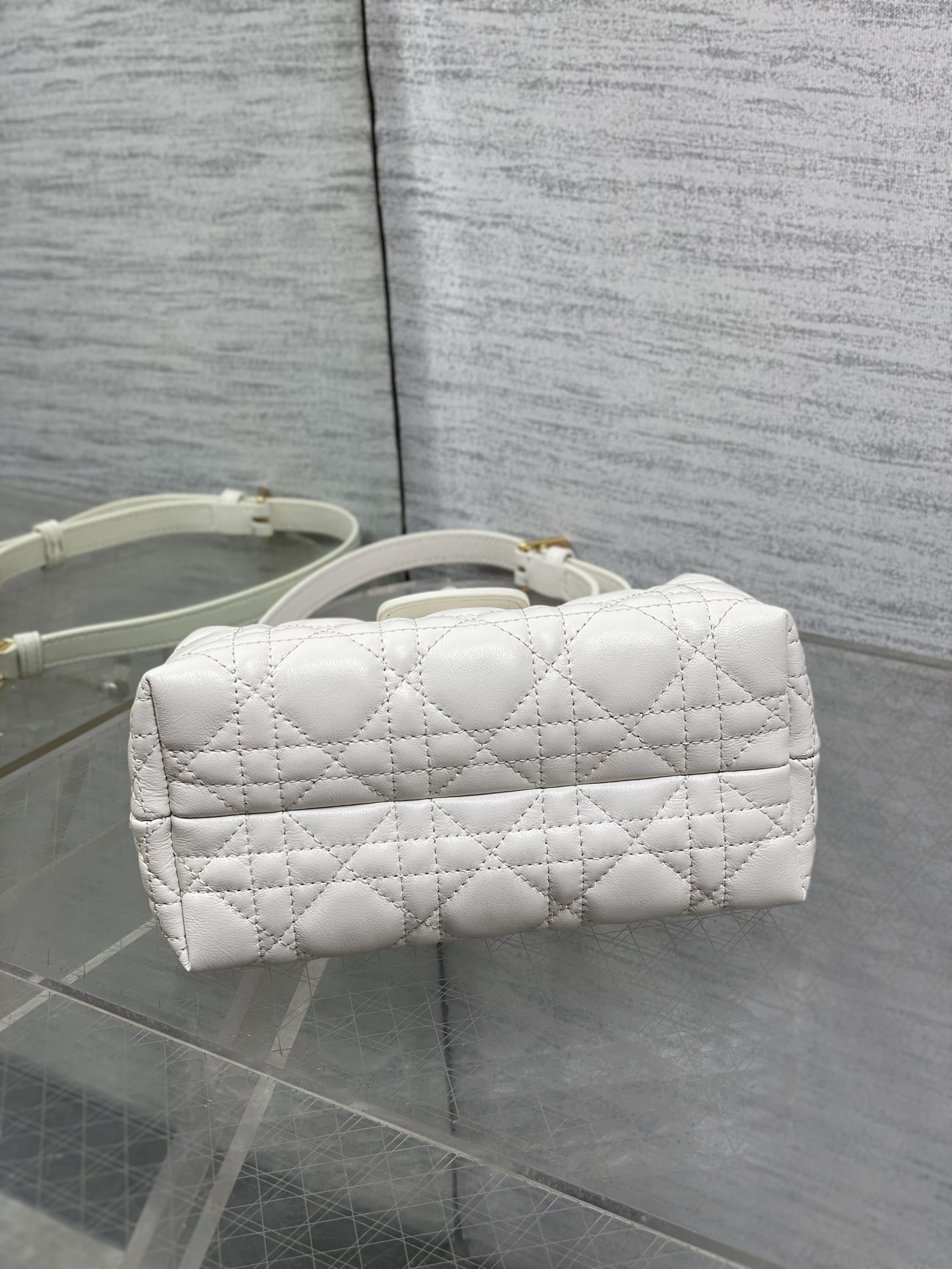 原厂皮白色现货‼️Jolie ToP Handle 迷你链条包对这种精致小包完全没有抵抗力大包背着太累，