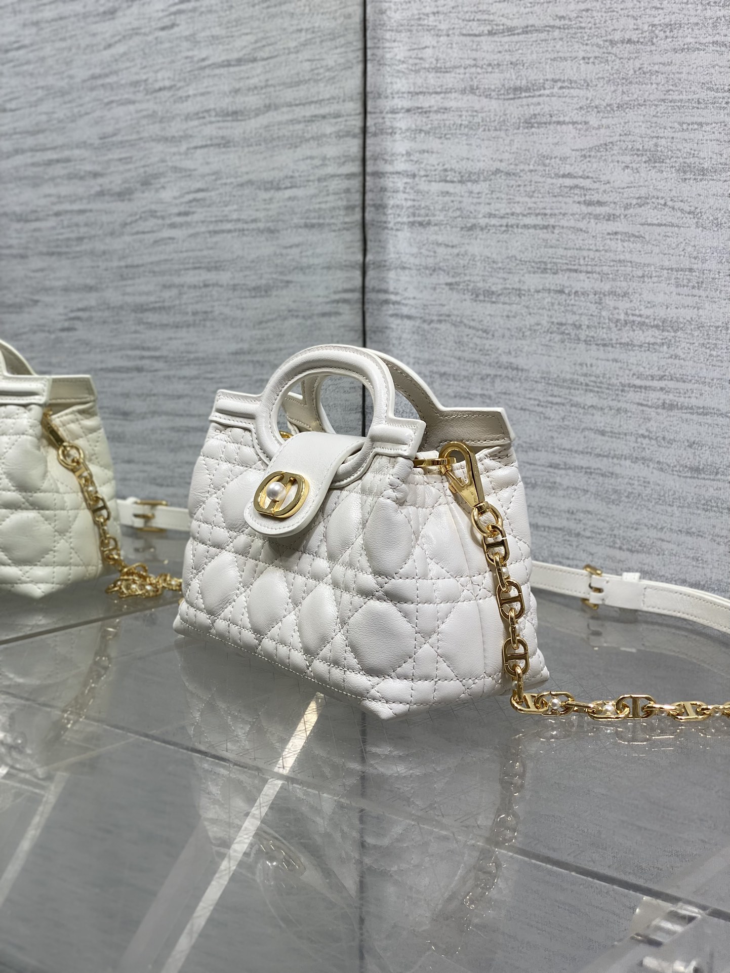 原厂皮白色现货‼️Jolie ToP Handle 迷你链条包对这种精致小包完全没有抵抗力大包背着太累，