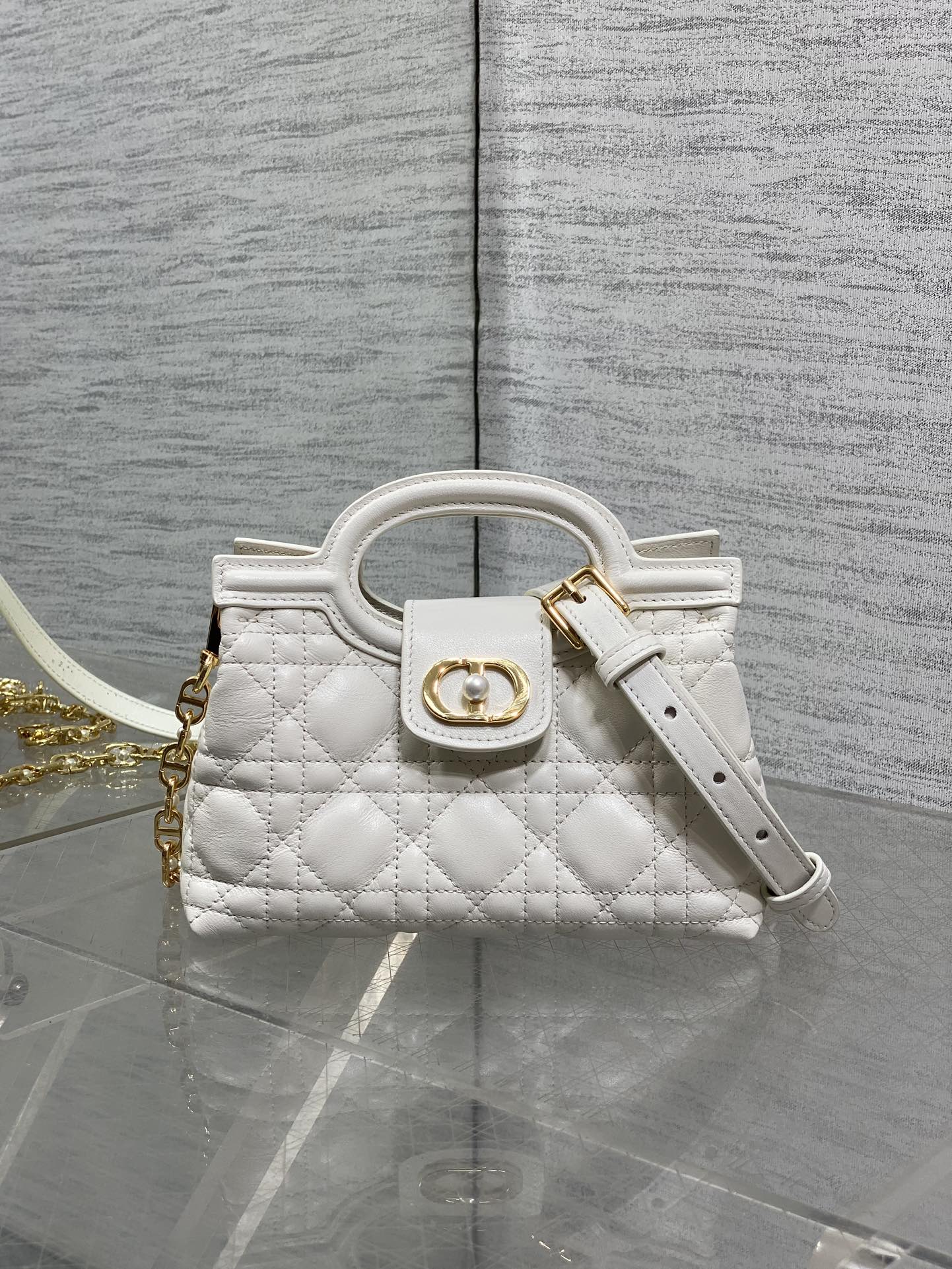 原厂皮白色现货‼️Jolie ToP Handle 迷你链条包对这种精致小包完全没有抵抗力大包背着太累，