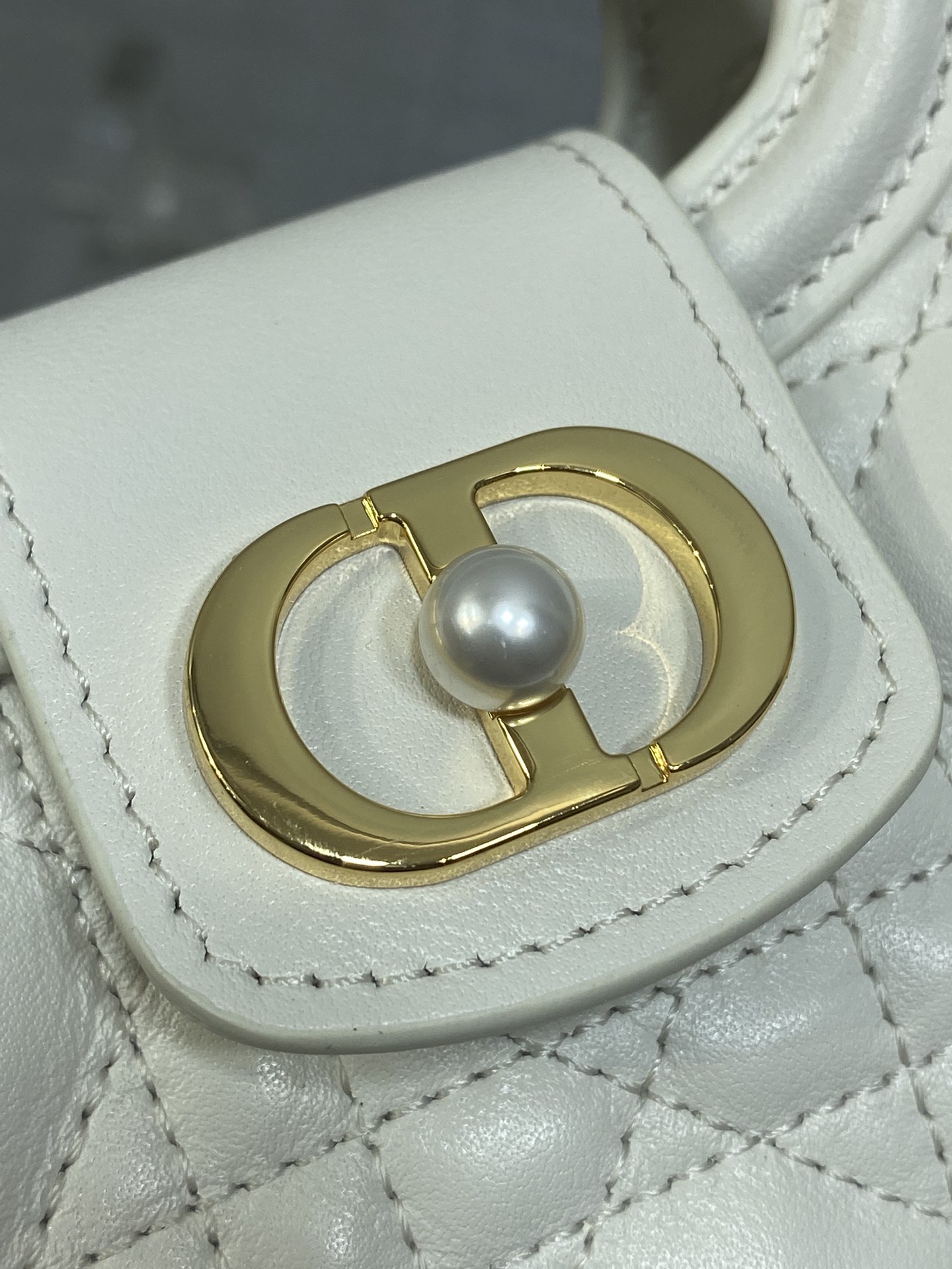 原厂皮白色现货‼️Jolie ToP Handle 迷你链条包对这种精致小包完全没有抵抗力大包背着太累，