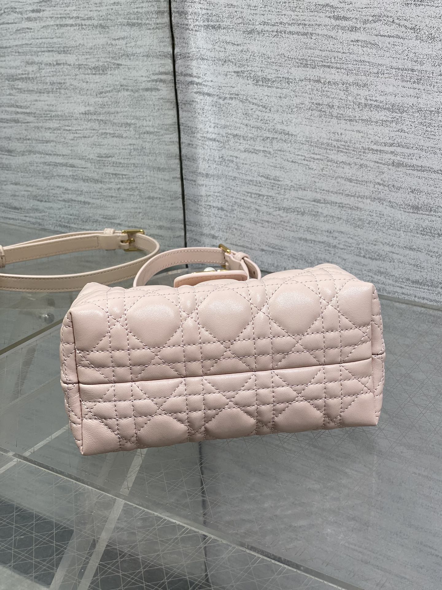 原厂皮胭脂粉现货‼️Jolie ToP Handle 迷你链条包对这种精致小包完全没有抵抗力大包背着太累