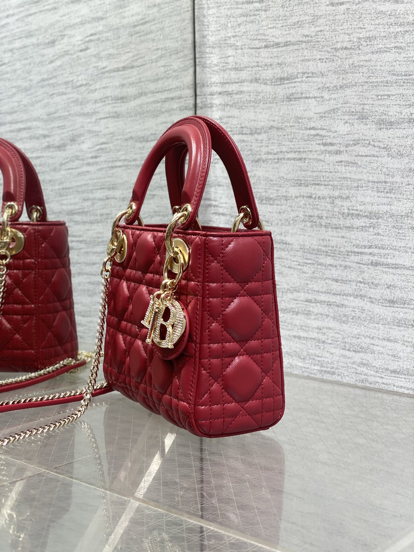 现货‼️Classic Lady最新钻扣戴妃包，人手一个必备的三格小包😍。迷人优雅又气场十足💃🏻，斜挎手