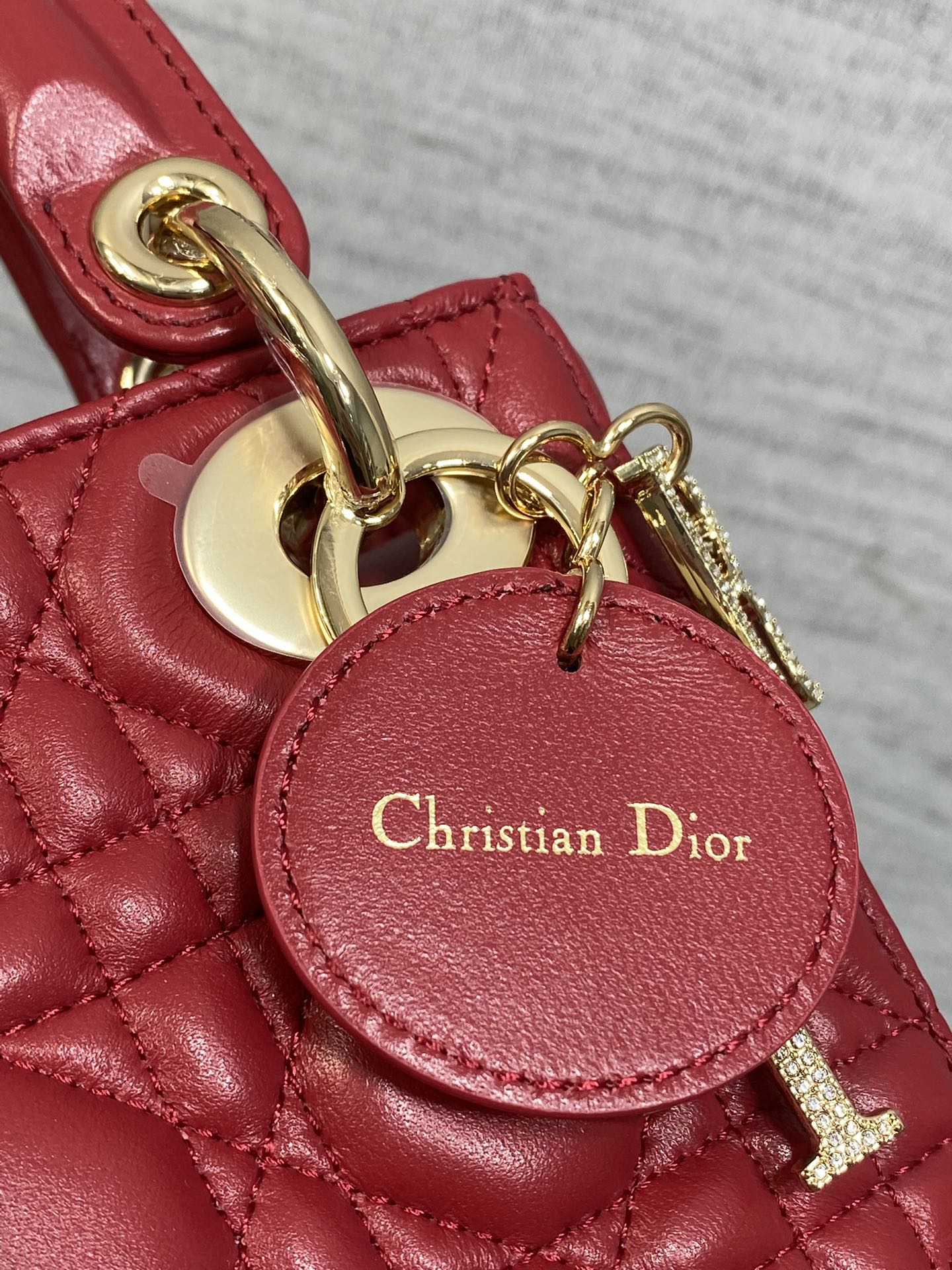 现货‼️Classic Lady最新钻扣戴妃包，人手一个必备的三格小包😍。迷人优雅又气场十足💃🏻，斜挎手