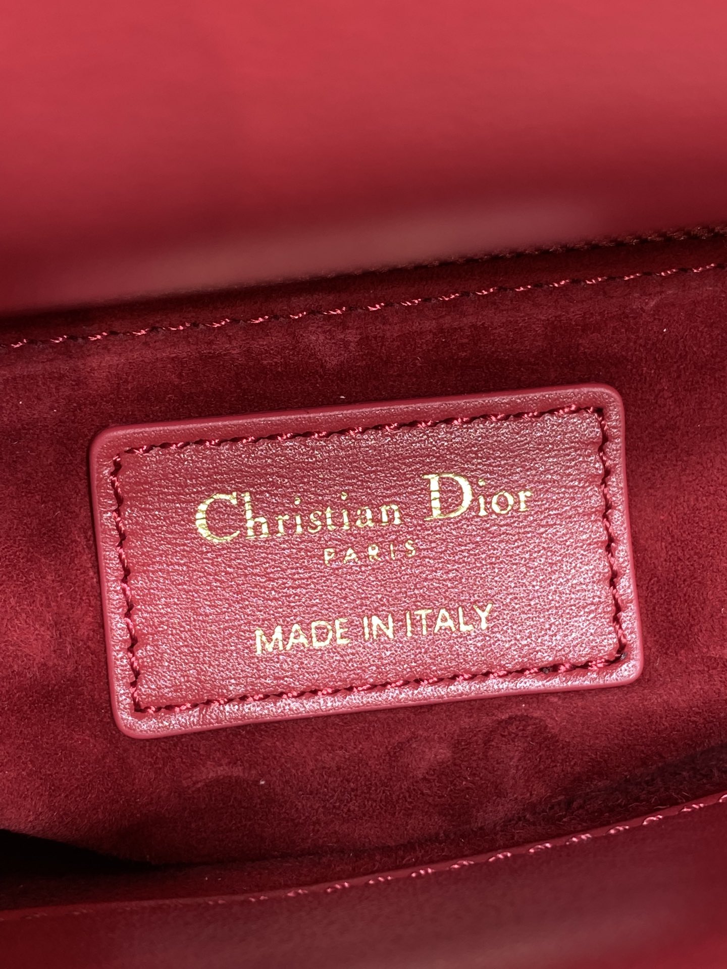 现货‼️Classic Lady最新钻扣戴妃包，人手一个必备的三格小包😍。迷人优雅又气场十足💃🏻，斜挎手