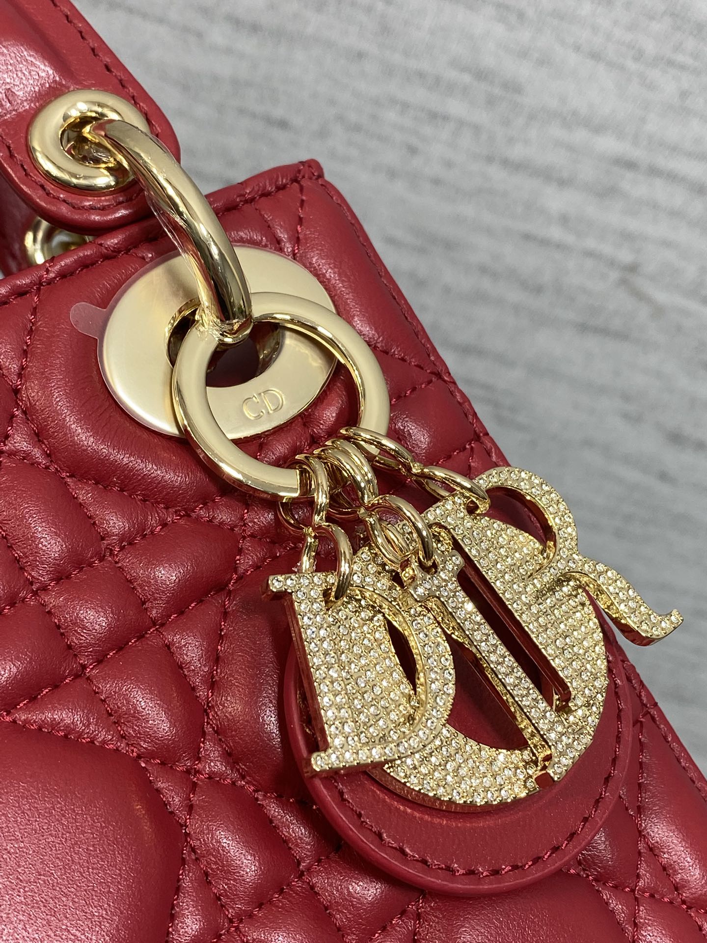 现货‼️Classic Lady最新钻扣戴妃包，人手一个必备的三格小包😍。迷人优雅又气场十足💃🏻，斜挎手