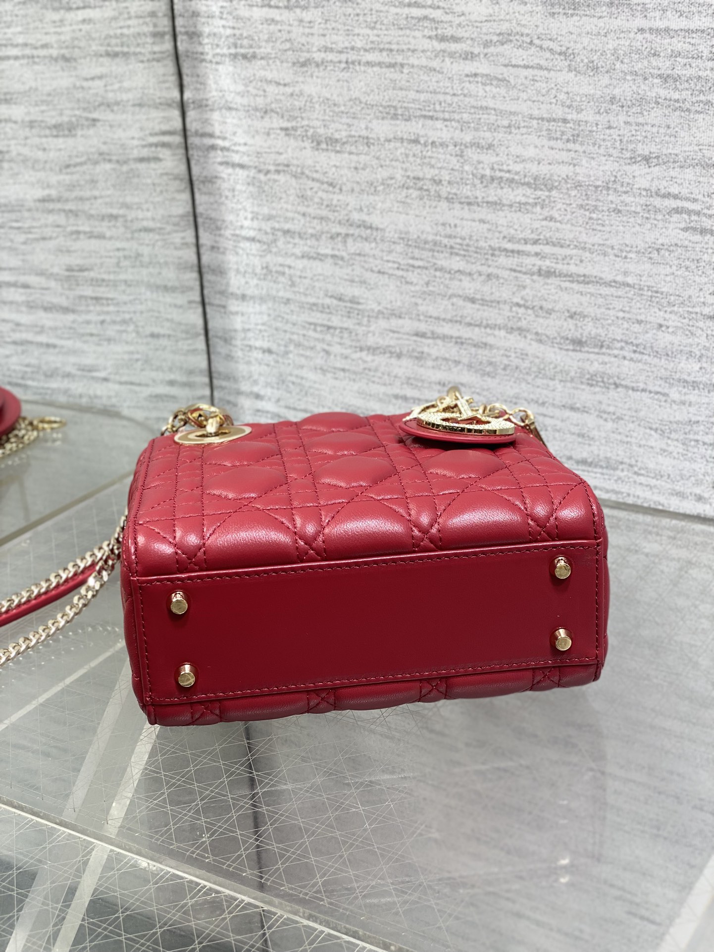 现货‼️Classic Lady最新钻扣戴妃包，人手一个必备的三格小包😍。迷人优雅又气场十足💃🏻，斜挎手