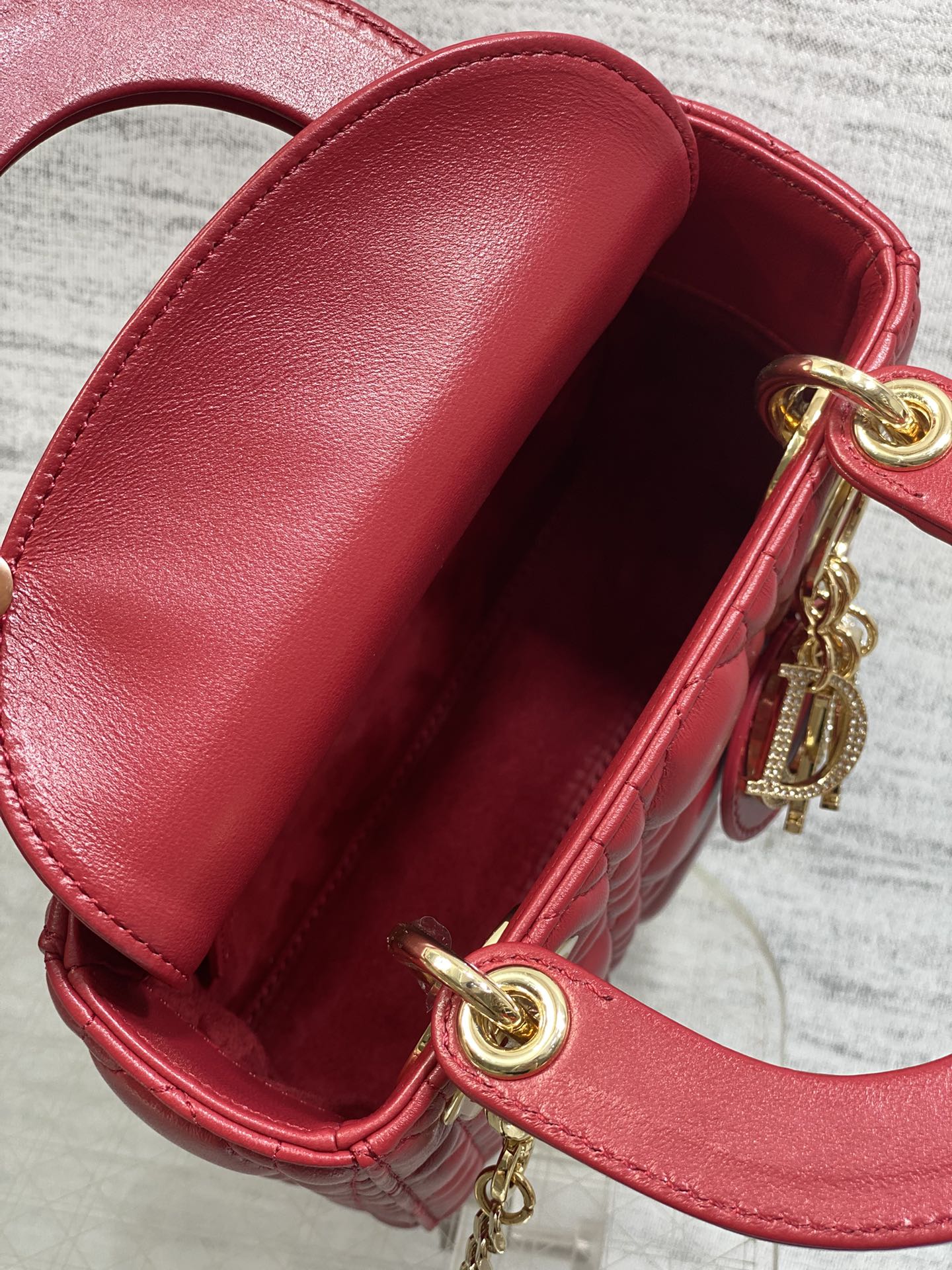 现货‼️Classic Lady最新钻扣戴妃包，人手一个必备的三格小包😍。迷人优雅又气场十足💃🏻，斜挎手