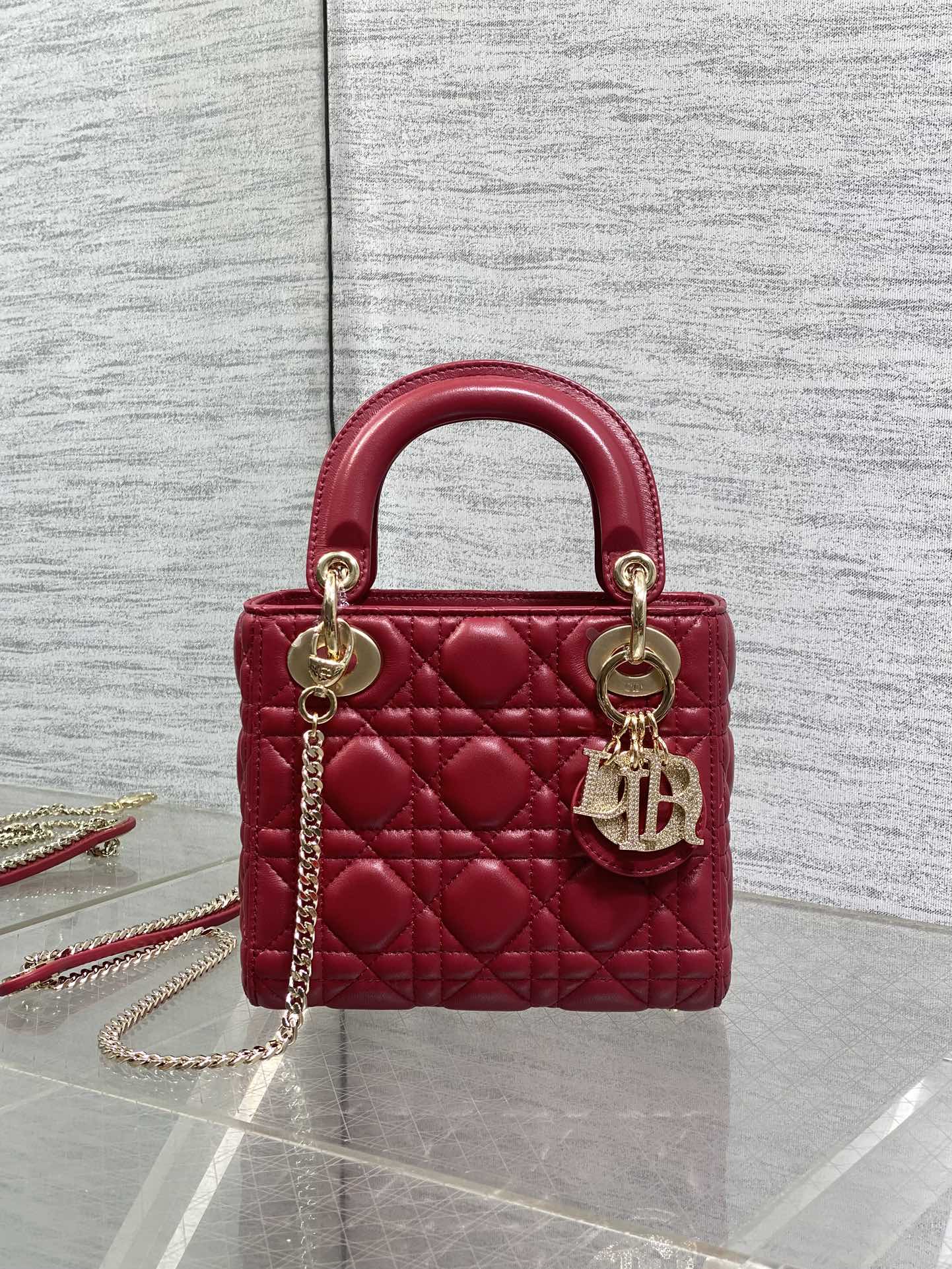 现货‼️Classic Lady最新钻扣戴妃包，人手一个必备的三格小包😍。迷人优雅又气场十足💃🏻，斜挎手