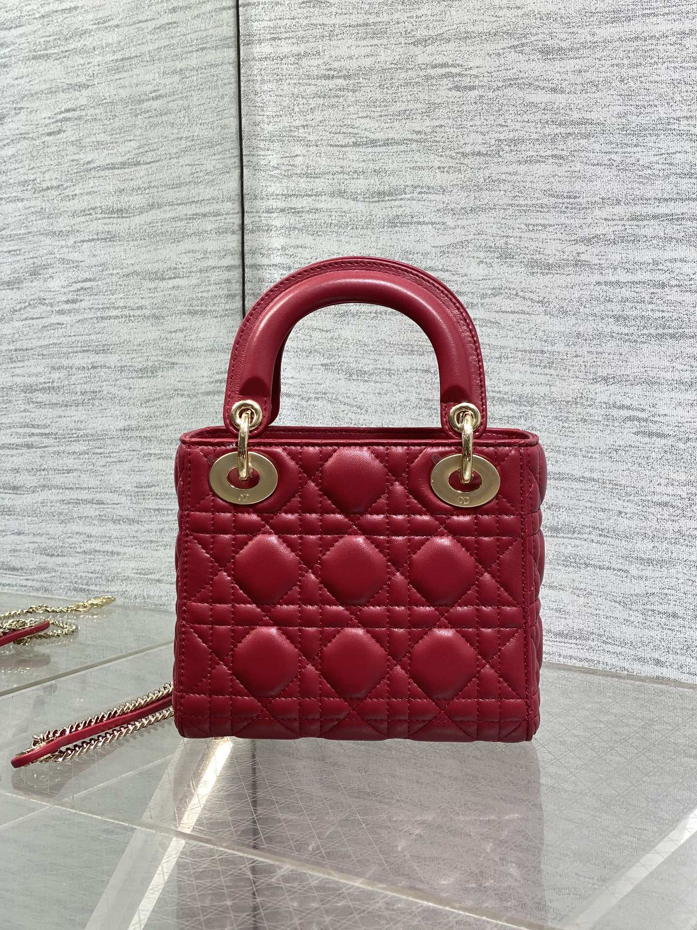 现货‼️Classic Lady最新钻扣戴妃包，人手一个必备的三格小包😍。迷人优雅又气场十足💃🏻，斜挎手