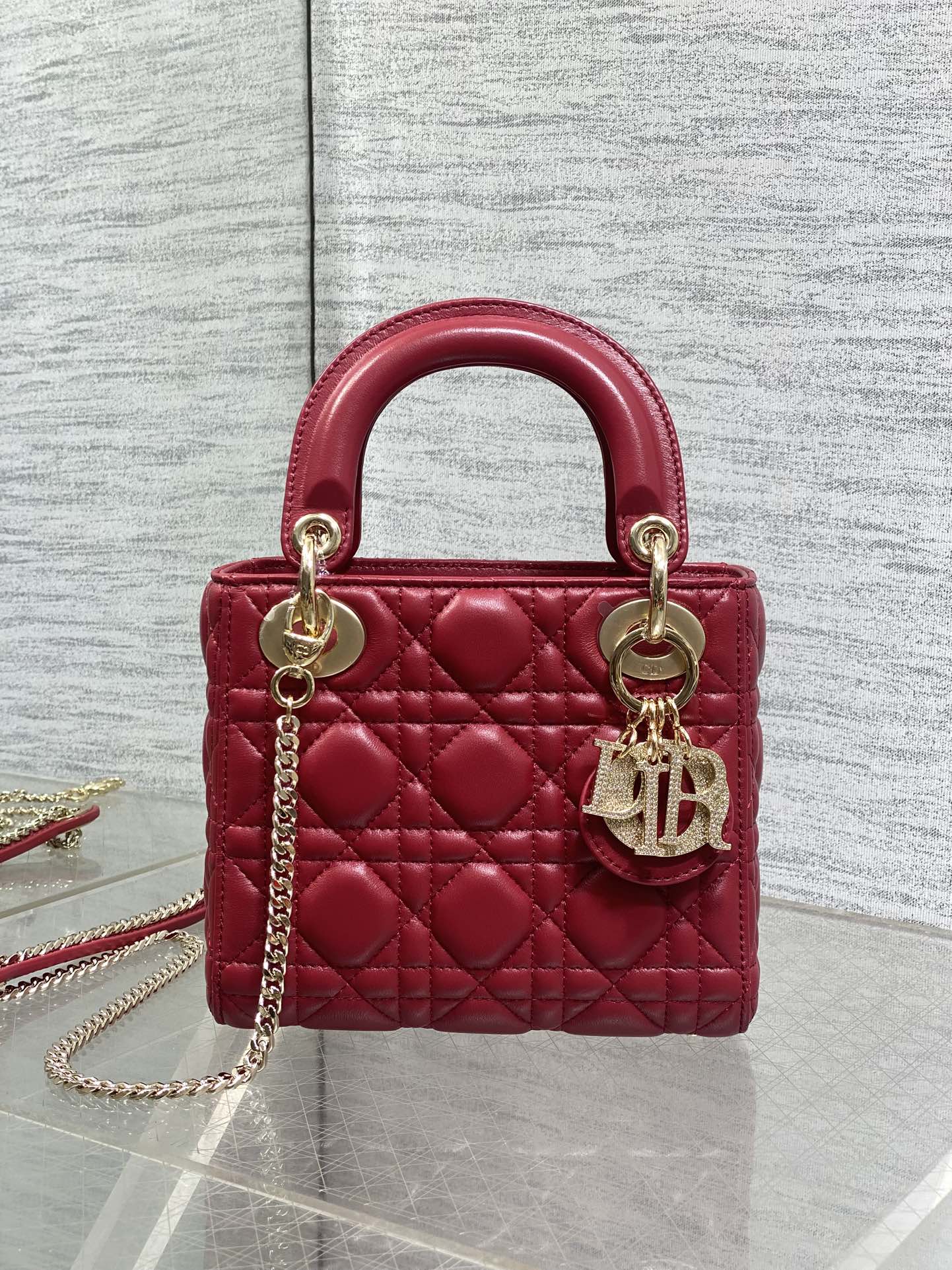 现货‼️Classic Lady最新钻扣戴妃包，人手一个必备的三格小包😍。迷人优雅又气场十足💃🏻，斜挎手