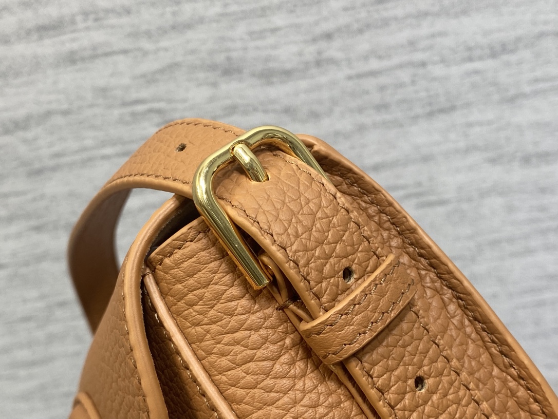 现货‼️Bobby系列最新腋下包，一个实物比图片好看千百倍的包🙋🏻‍♀️，精致又帅气，手感极好的颗粒纹小