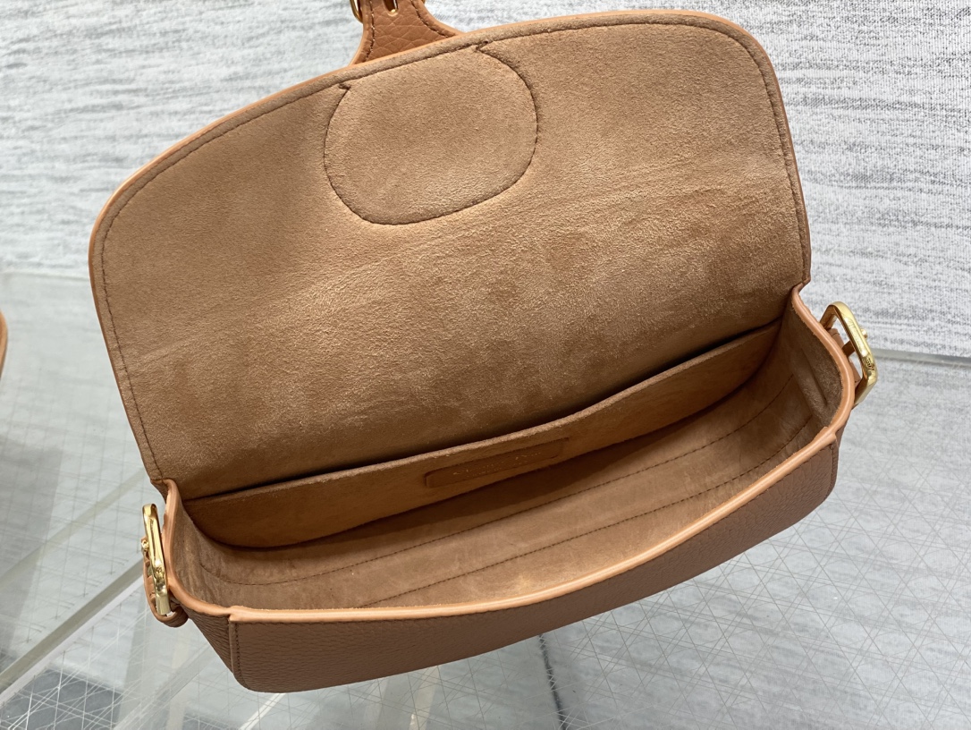 现货‼️Bobby系列最新腋下包，一个实物比图片好看千百倍的包🙋🏻‍♀️，精致又帅气，手感极好的颗粒纹小