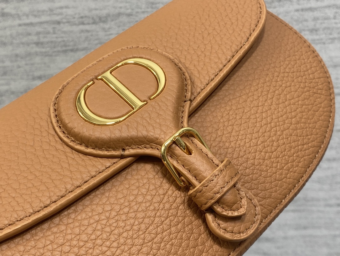 现货‼️Bobby系列最新腋下包，一个实物比图片好看千百倍的包🙋🏻‍♀️，精致又帅气，手感极好的颗粒纹小