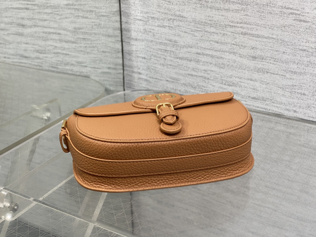 现货‼️Bobby系列最新腋下包，一个实物比图片好看千百倍的包🙋🏻‍♀️，精致又帅气，手感极好的颗粒纹小